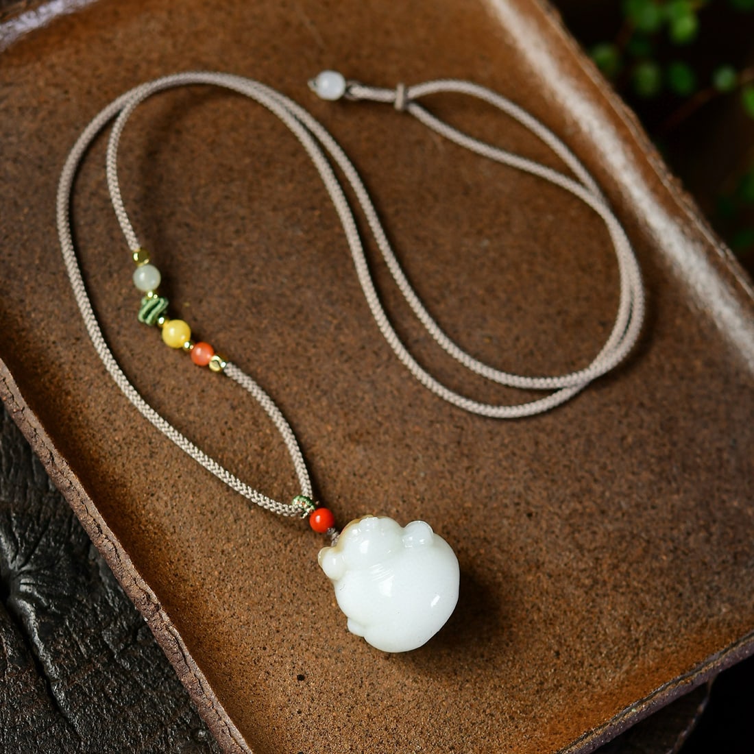 Chinese Hetian Jade Carved Fortune Pig Pendant: Title: Chinese Hetian Jade Carved Fortune Pig Pendant Date/Period: After2020 Origin: Chinese Dimension: 25.6 x 23.3 x 21.4 (mm)1.01 x 0.92 x 0.84 (inches) Weight:0.05 lbs/ 21.13 g Materials: Hetian Ja