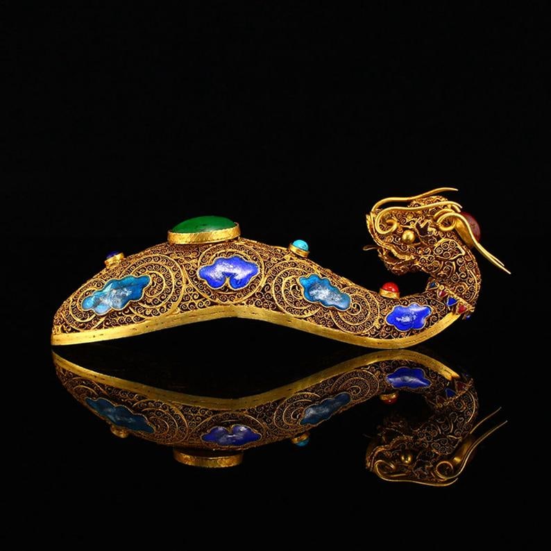 Chinese Gold Wire Enamel Inlay Gem Dragon Head Belt Buckle: Title: Chinese Gold Wire Enamel Inlay Gem Dragon Head Belt Buckle Date/Period: After1880 Origin: Chinese Dimension: 135 x 33 x 33(mm) 5.31 x 1.30 x 1.30(inches) Weight: 0.19 lbs/88 g Materials: Gold W