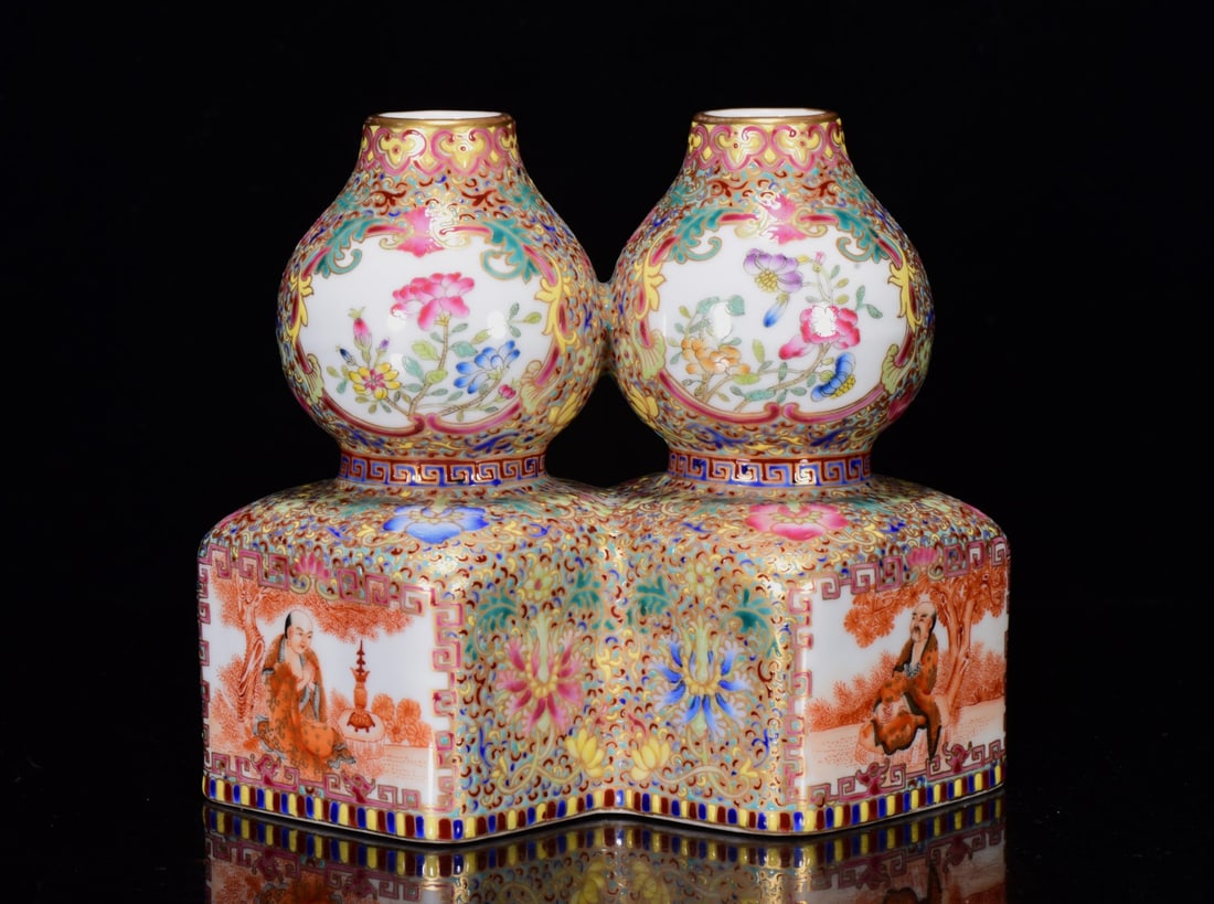 Chinese Qing Dynasty Gilt Gold Famille Rose Enamel Arhat Design Gourd Conjoined Porcelain Vase: Title: Chinese Qing Dynasty Gilt Gold Famille Rose Enamel Arhat Design Gourd Conjoined Porcelain Vase Date/Period: After1860 Origin: Chinese Dimension: 150 x 170(mm)5.91 x 6.69(inches) Materials: Porc