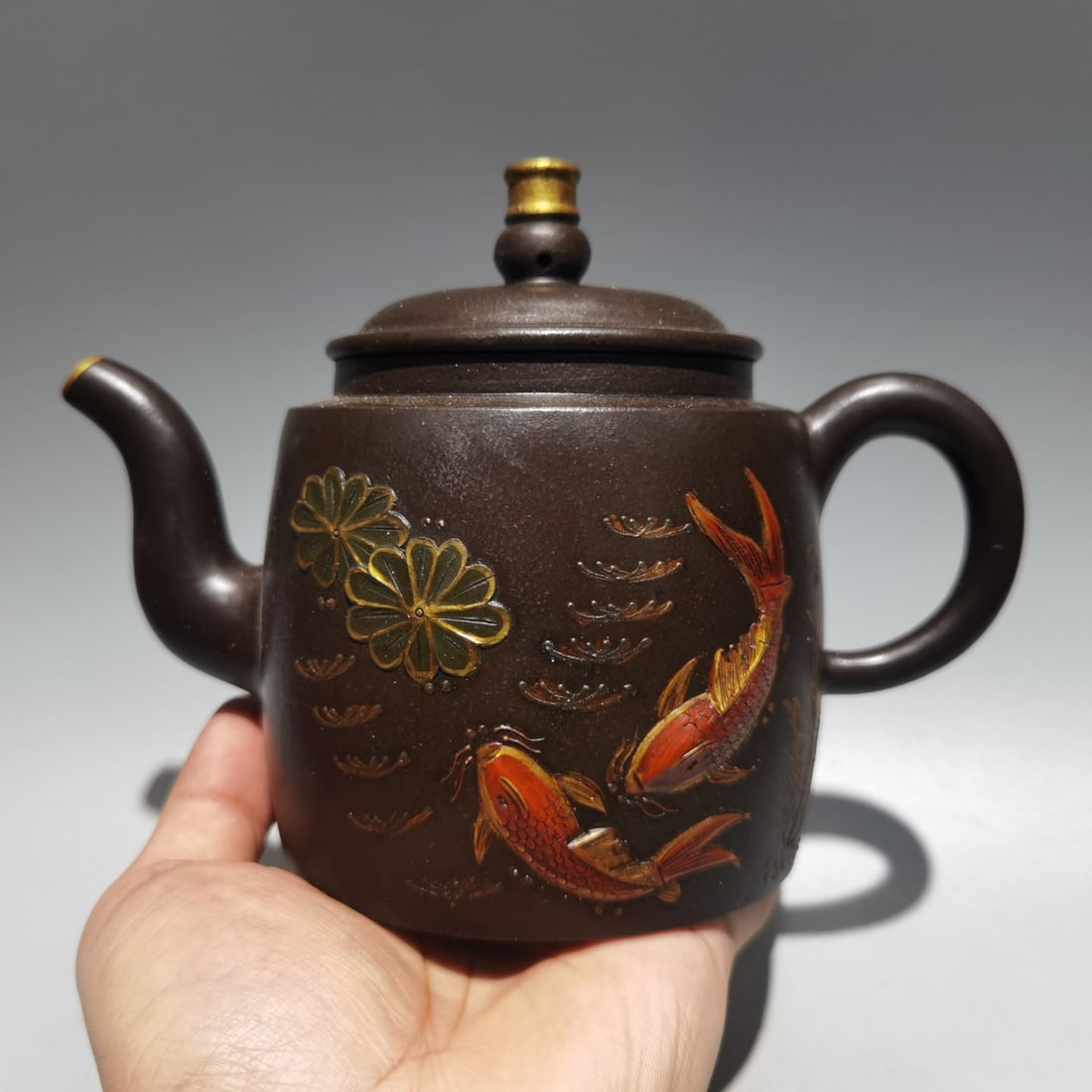 Vintage Chinese Yixing Zisha Clay Teapot w Artist Signed: Title: Vintage Chinese Yixing Zisha Clay Teapot w Artist Signed Date/Period: Origin: Chinese Dimension: 190 x 130 (mm) 7.48 x 5.12 (inches) Capacity: 420 ml Materials: Yixing Zisha Reserve: $269.00 Sh