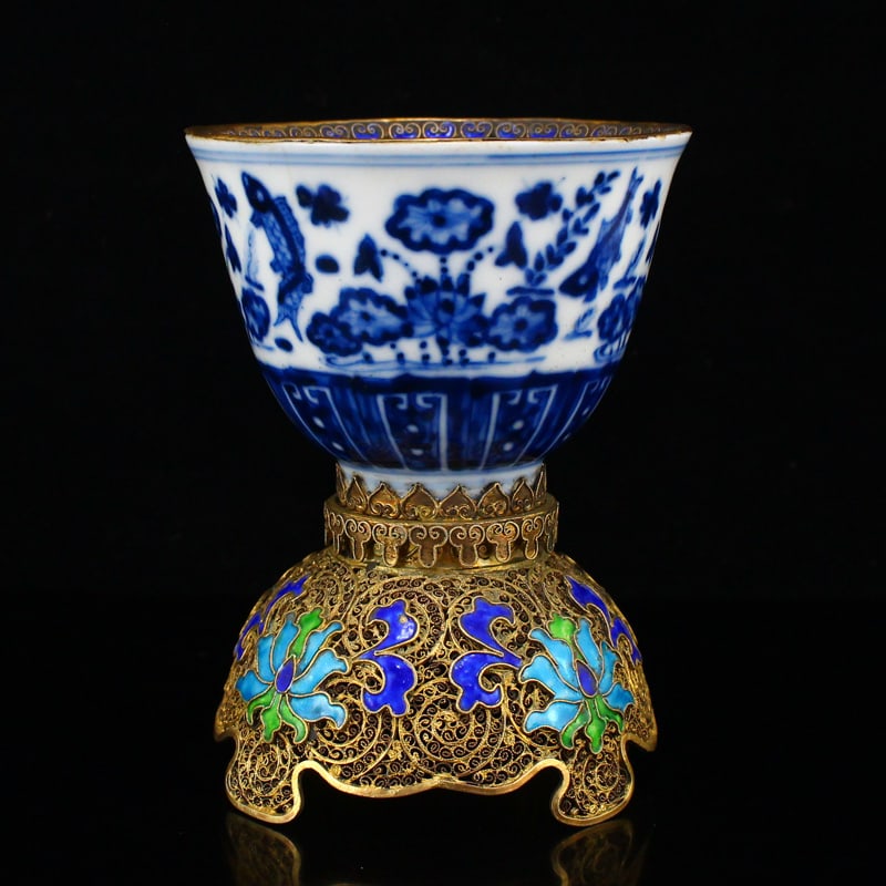 Chinese Blue And White Porcelain Wine Cup w Gold Wires Enamel Base: Title: Chinese Blue And White Porcelain Wine Cup w Gold Wires Enamel Base Date/Period: After1900 Origin: Chinese Dimension: 119 x 92 x 92 (mm)4.68 x 3.62 x 3.62 (inches) Weight: 0.42 lbs/ 190 g Materi