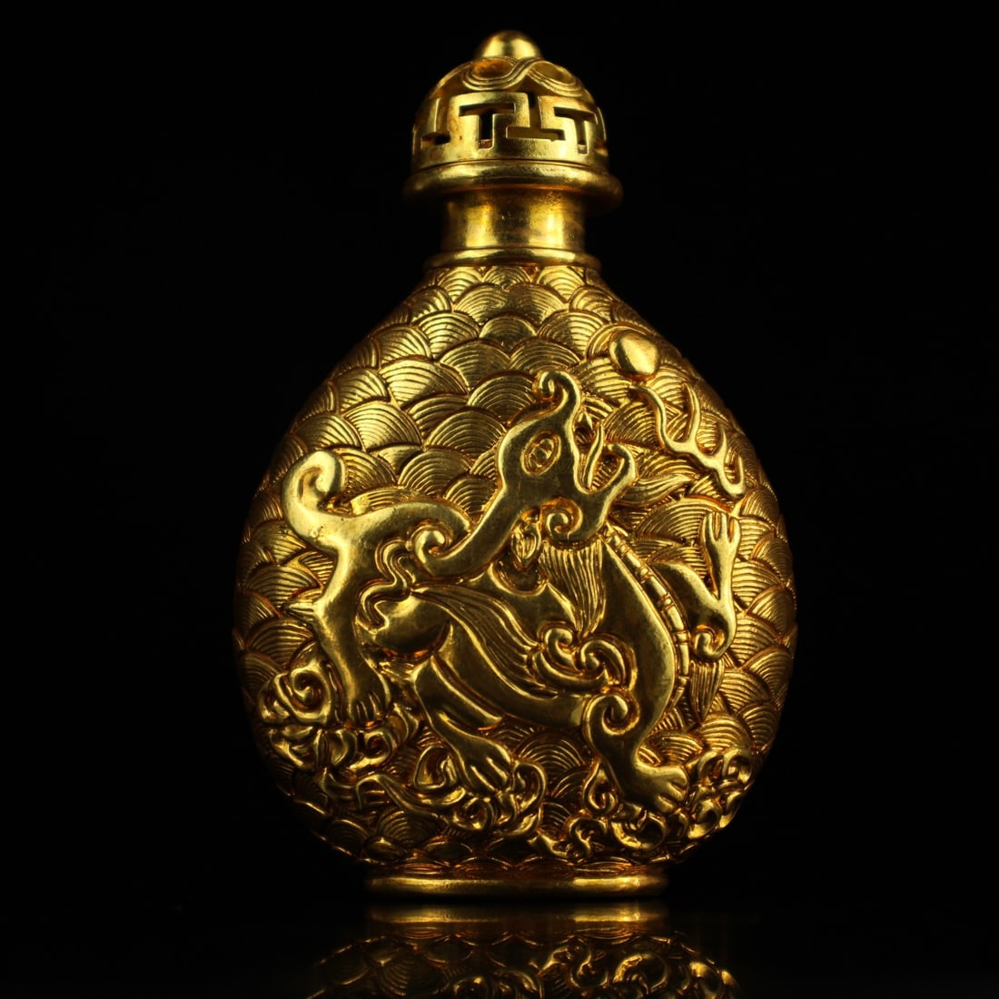 Old Chinese Gilt Gold Bronze Low Relief Fortune Pixiu Snuff Bottle: Title: Old Chinese Gilt Gold Bronze Low Relief Fortune Pixiu Snuff Bottle Date/Period: After1900 Origin: Chinese Dimension: 60 x 95(mm)2.36 x 3.74(inches) Weight:0.29lbs/133g Materials: Gilt Gold Bron