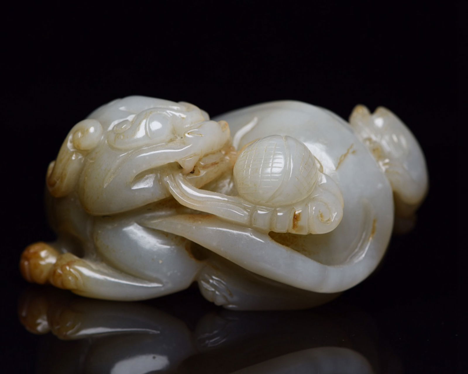 Vintage Chinese Hetian Jade Double Beast Statue: Title: Vintage Chinese Hetian Jade Double Beast Statue Date/Period: After1900 Origin: Chinese Dimension: 96 x 58 x 44(mm)3.78 x 2.28 x 1.73(inches) Weight:0.75lbs/339g Materials: Hetian Jade Reserve: