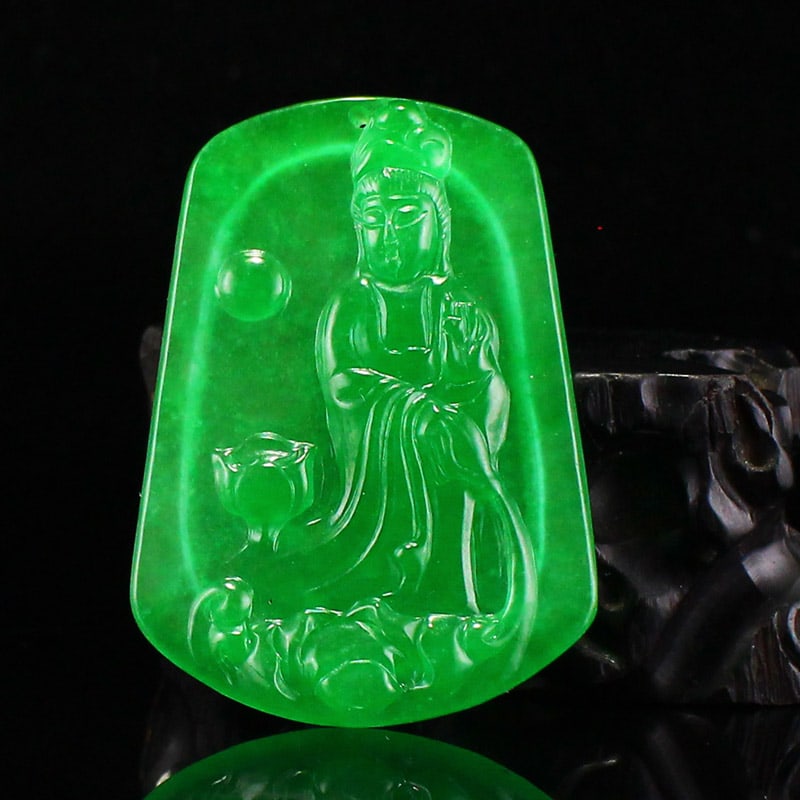 Green Jade Kwan-yin Pendant: Title: Green Jade Kwan-yin Pendant Date/Period: After2000 Origin: Chinese Dimension: 55x40x5(mm)/2.17x1.57x0.20(inches) Weight 0.05 lbs/22g Materials: Jade Reserve: $88.00 Shipping: Domestic: Shipping