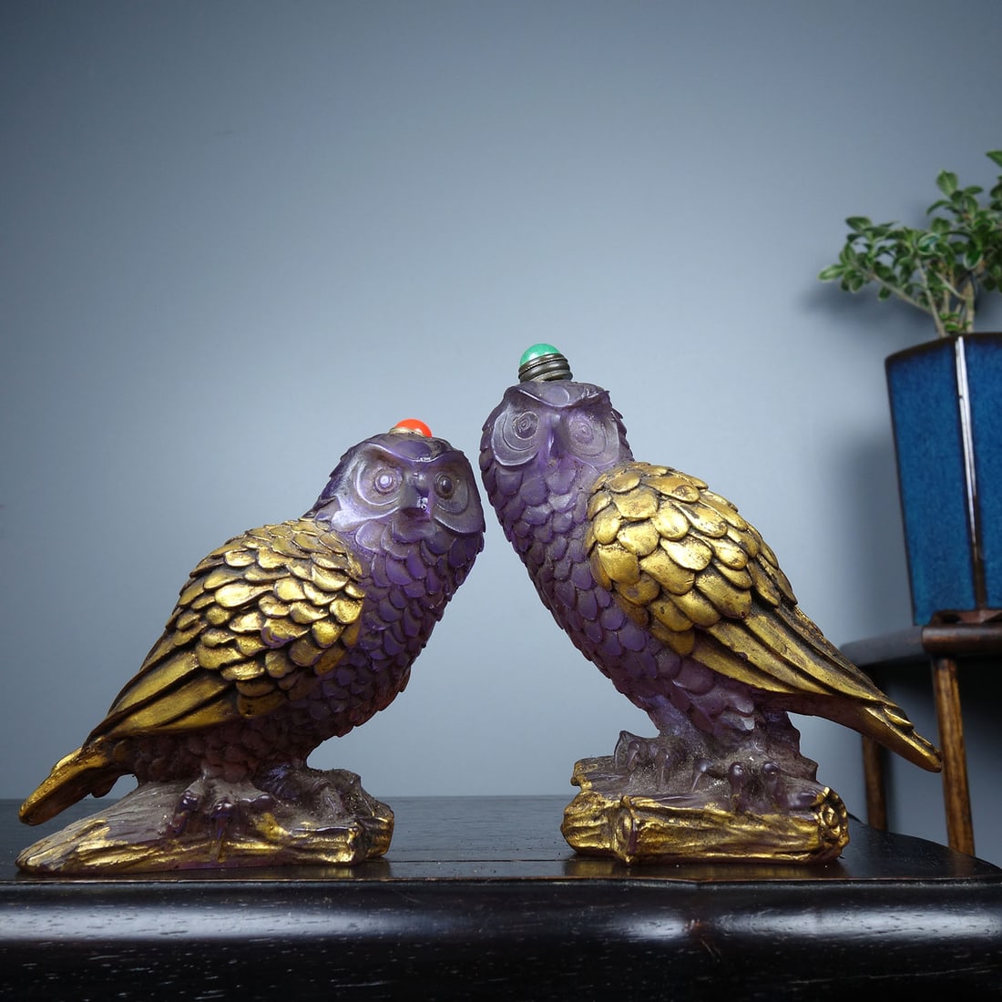 A Pair Old Chinese Gilt Gold Peking Glass Parrot Snuff Bottle w Stopper: Title: A Pair Old Chinese Gilt Gold Peking Glass Parrot Snuff Bottle w Stopper Date/Period: After1900 Origin: Chinese Dimension: 70 x 50 x 100(mm)2.76 x 1.97 x 3.94(inches) Dimension:80 x 50 x 80(mm)3