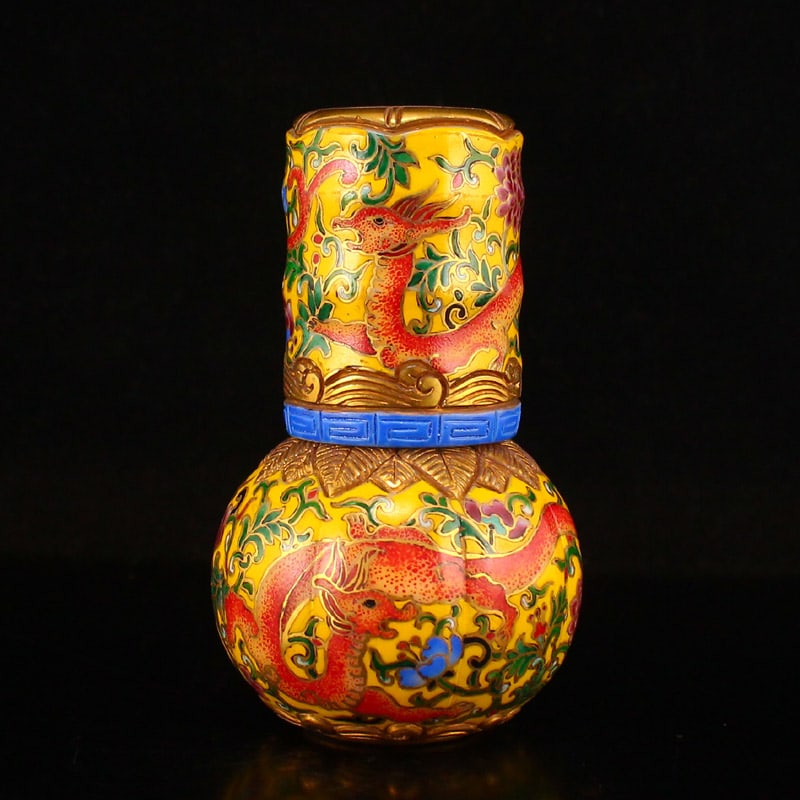 Chinese Gilt Gold Enamel Peking Glass Snuff Bottle: Title: Chinese Gilt Gold Enamel Peking Glass Snuff Bottle Date/Period: After1900 Origin: Chinese Dimension: 93 x 55 x 55(mm) 3.66 x 2.17 x 2.17(inches)Weight: 0.37 lbs/168 g Materials: Peking Glass Re