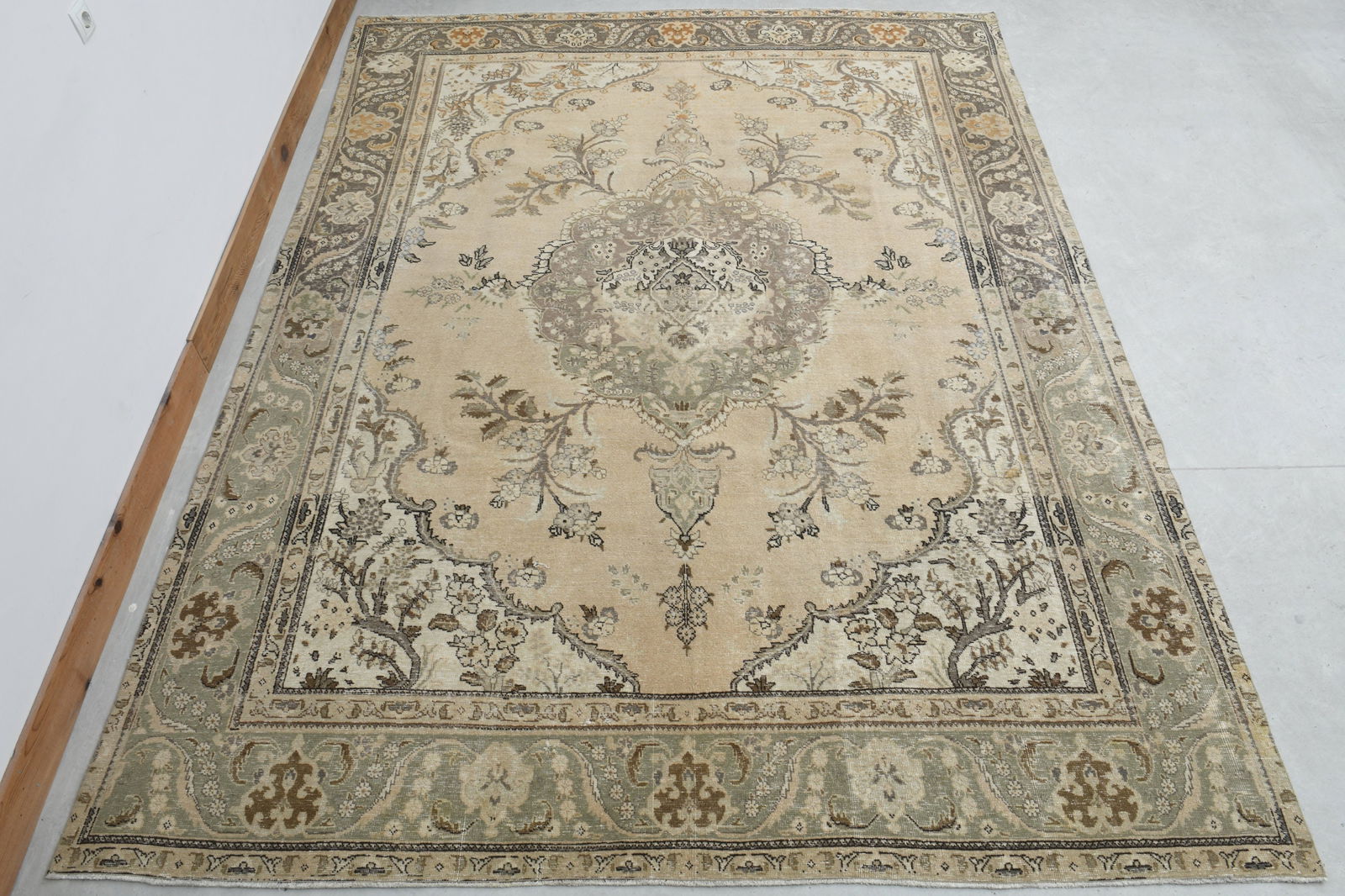 9'4x12'3 ft, LUXURY DECOR, Vintage: Title: 9'4x12'3 ft, LUXURY DECOR, Vintage Description: This Turkish one-of-a-kind Anatolian Vintage Rug is hand-knotted and handwoven by the most skilled artisans who use pure wool, in muted, natural