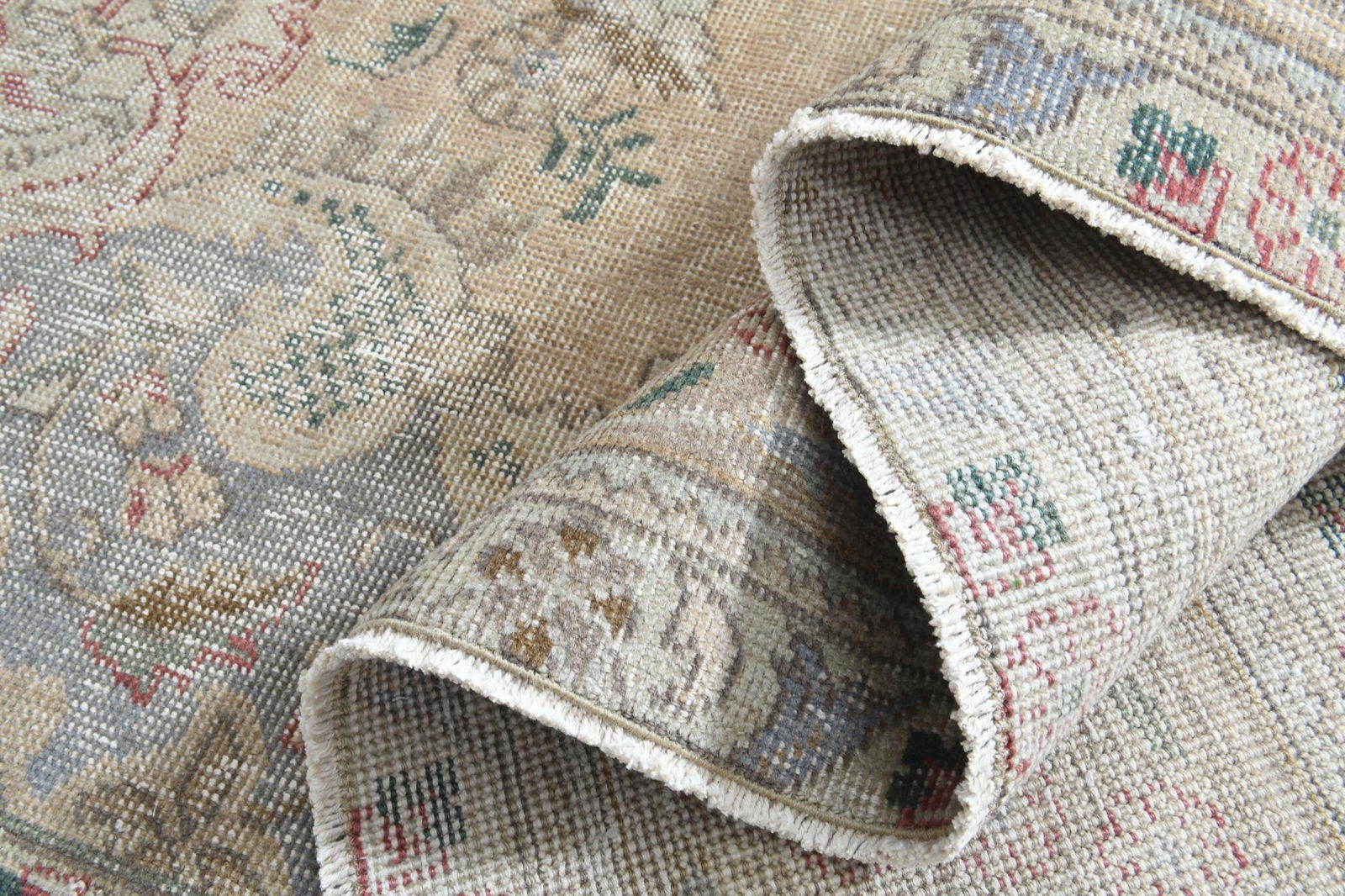 9'4x12'7 ft, VINTAGE HANDMADE RUG: Title: 9'4x12'7 ft, VINTAGE HANDMADE RUG Description: This Turkish one-of-a-kind Anatolian Vintage Rug is hand-knotted and handwoven by the most skilled artisans who use pure wool, in muted, natural t