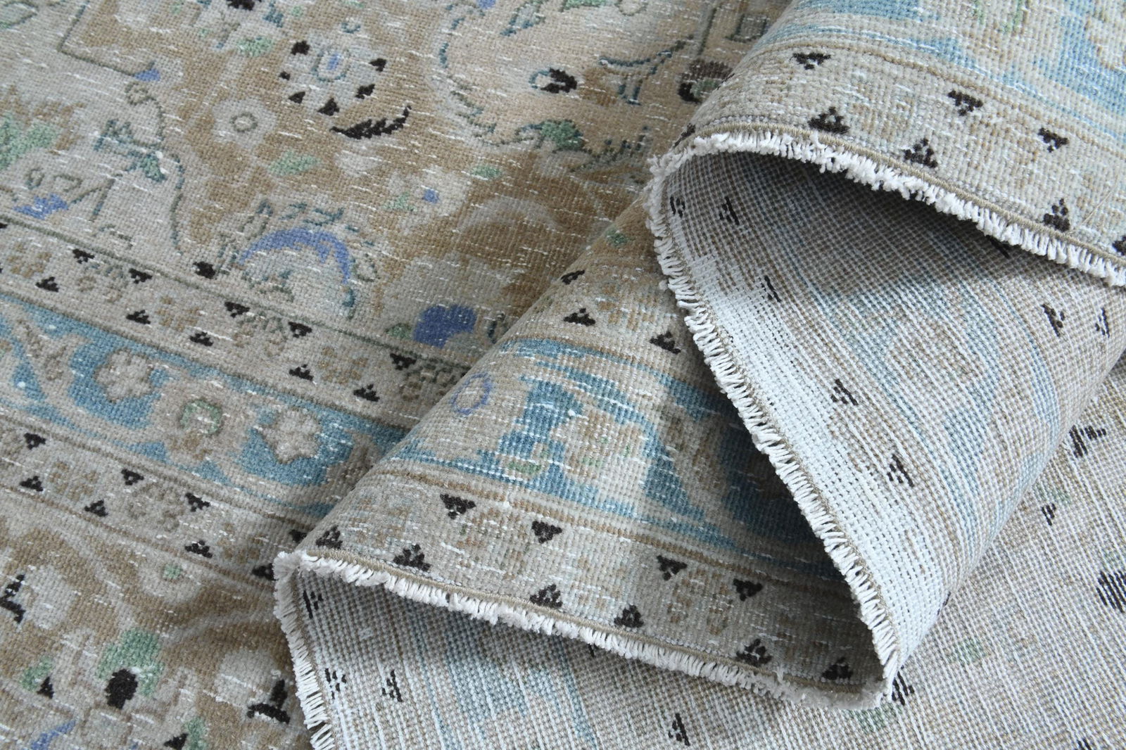 9'3x12'7 ft, PERSIAN DECOR RUG: Title: 9'3x12'7 ft, PERSIAN DECOR RUG Description: This Turkish one-of-a-kind Anatolian Vintage Rug is hand-knotted and handwoven by the most skilled artisans who use pure wool, in muted, natural tone