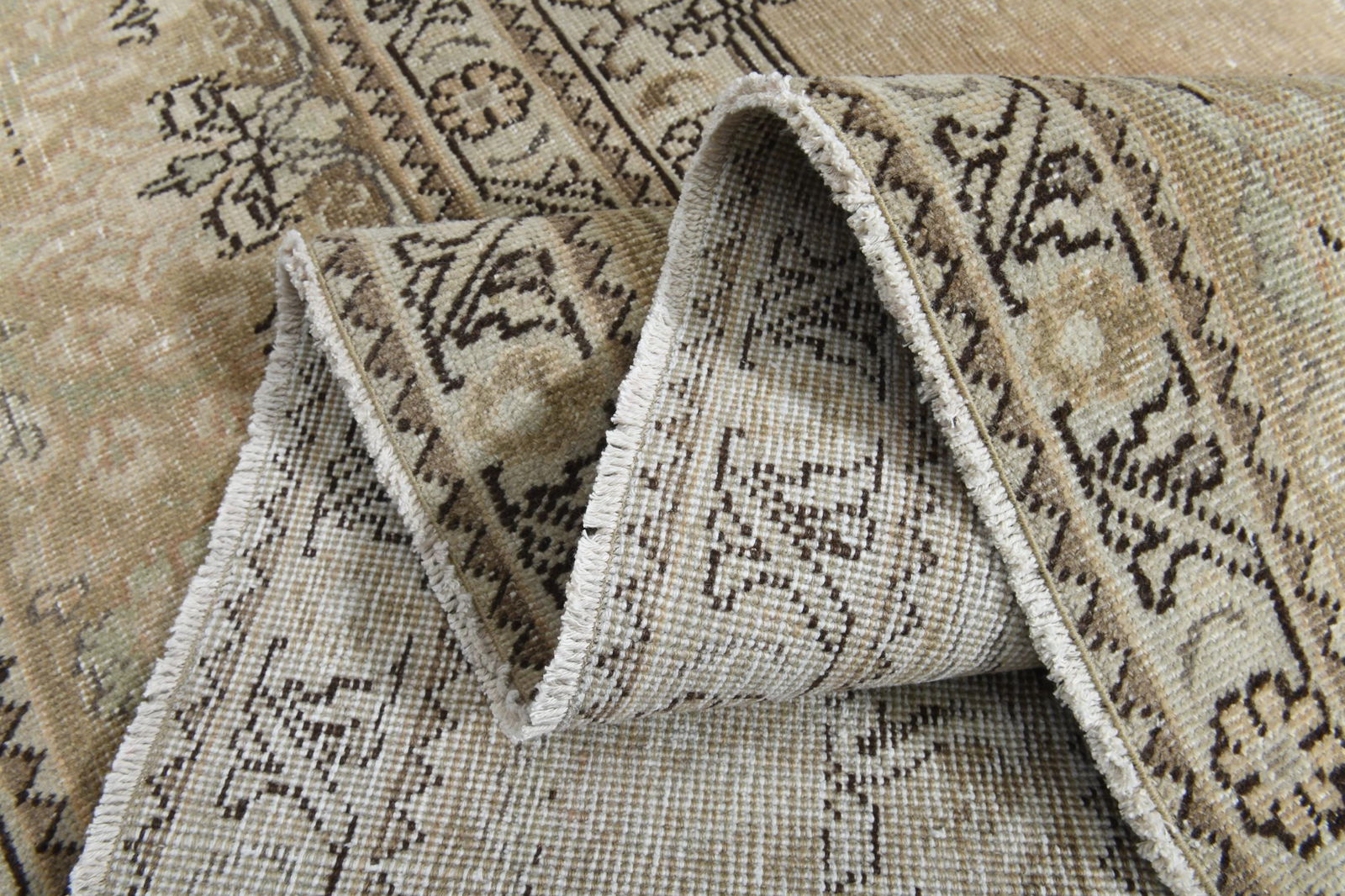 9'4x12'2 ft, ORANGE OVERSIZED RUG, Vintage Wool: Title: 9'4x12'2 ft, ORANGE OVERSIZED RUG, Vintage Wool Description: This Turkish one-of-a-kind Anatolian Vintage Rug is hand-knotted and handwoven by the most skilled artisans who use pure wool, in mu