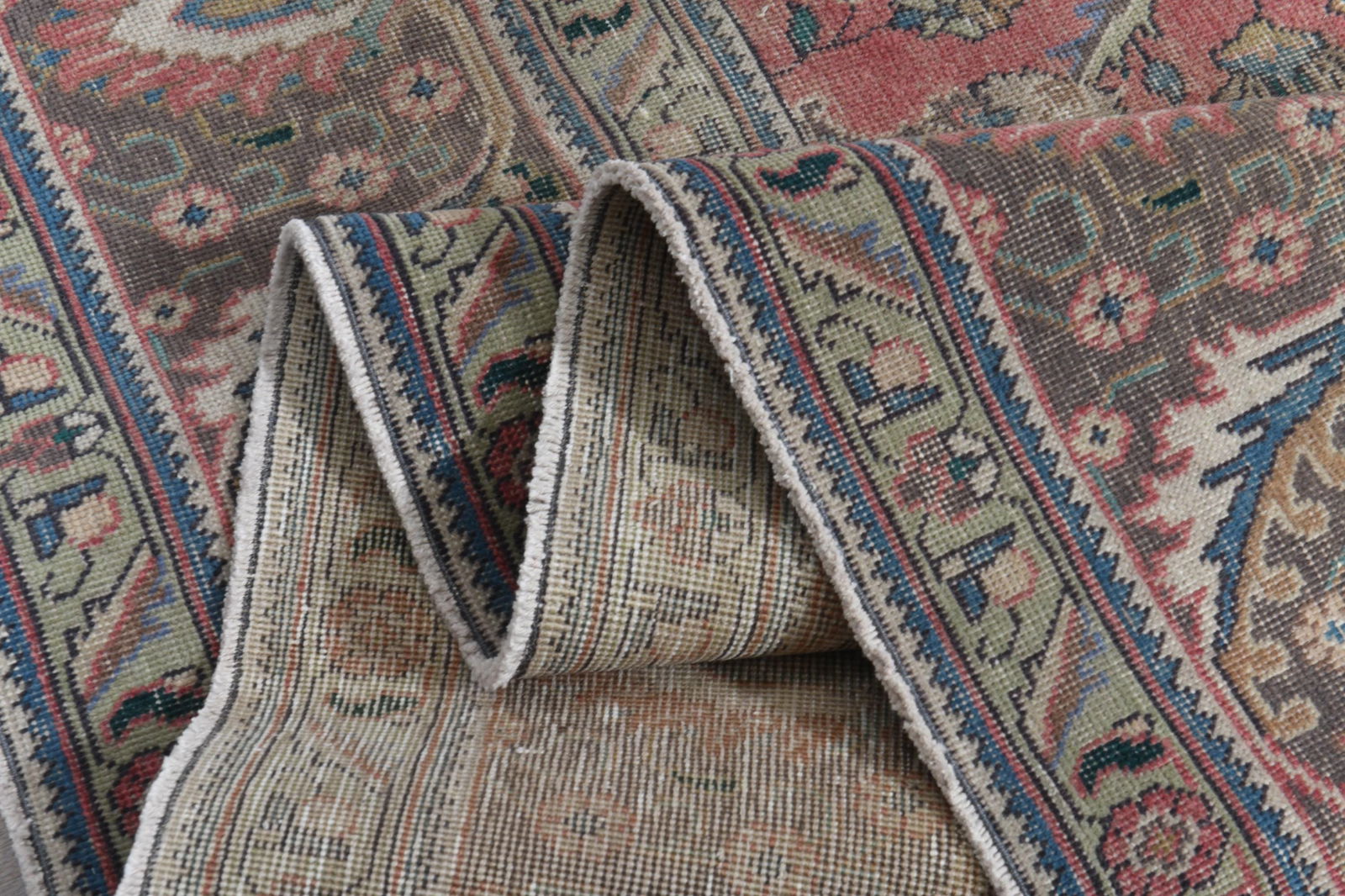 9'3x12'4 ft, PINK OVERSIZED RUG, Vintage Wool: Title: 9'3x12'4 ft, PINK OVERSIZED RUG, Vintage Wool Description: This Turkish one-of-a-kind Anatolian Vintage Rug is hand-knotted and handwoven by the most skilled artisans who use pure wool, in mute