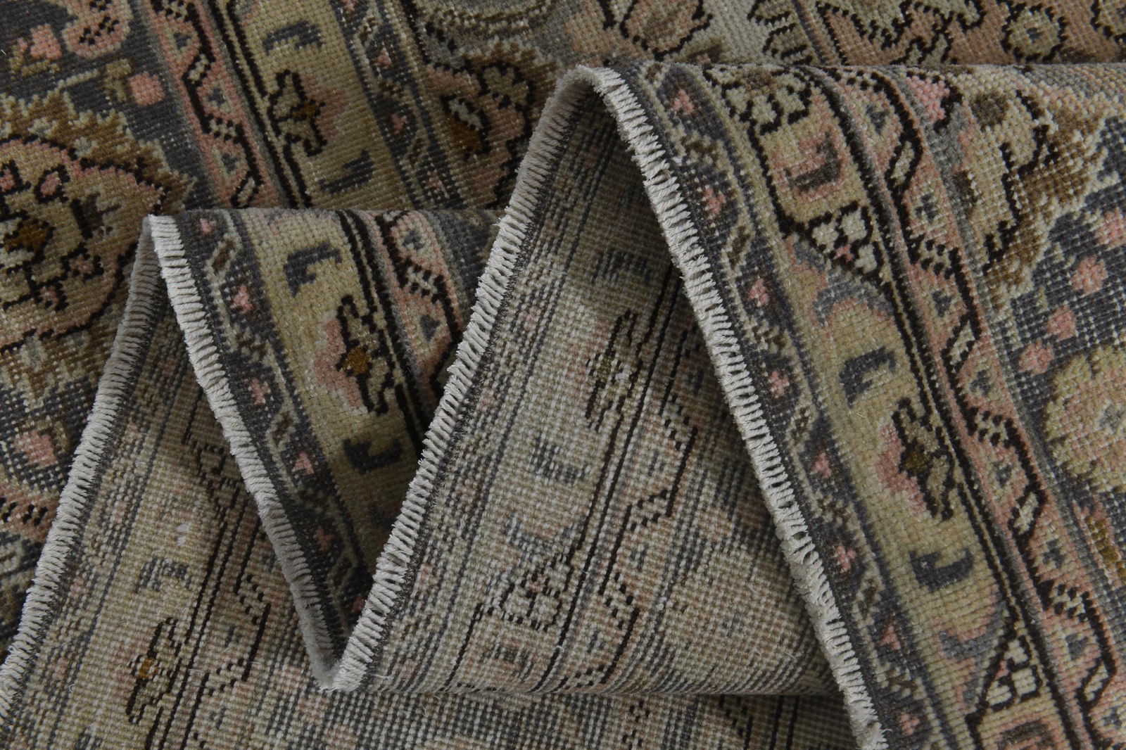 9'2x12'5 ft, HERIZ PERSIAN RUG, Minimalist Décor: Title: 9'2x12'5 ft, HERIZ PERSIAN RUG, Minimalist Décor Description: This Turkish one-of-a-kind Anatolian Vintage Rug is hand-knotted and handwoven by the most skilled artisans who use pure wool,