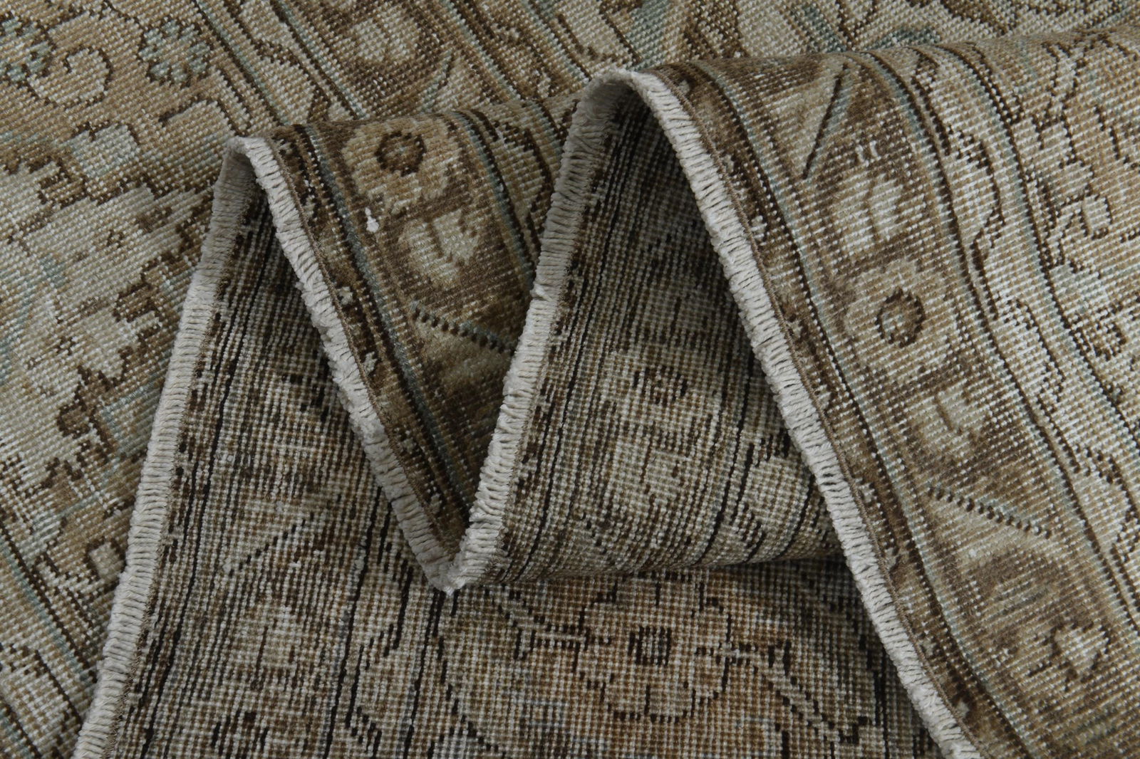 10x12'3 ft, PERSIAN MINIMALIST RUG, Oversized Antique: Title: 10x12'3 ft, PERSIAN MINIMALIST RUG, Oversized Antique Description: This Turkish one-of-a-kind Anatolian Vintage Rug is hand-knotted and handwoven by the most skilled artisans who use pure wool,