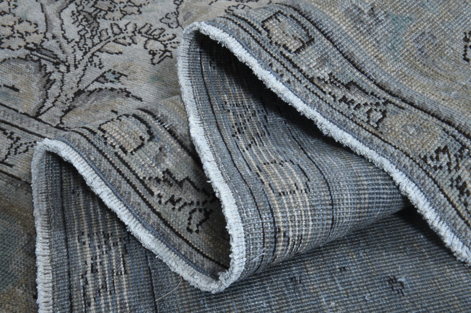 9'8x12'5 ft, PERSIAN MINIMALIST RUG: Title: 9'8x12'5 ft, PERSIAN MINIMALIST RUG Description: This Turkish one-of-a-kind Anatolian Vintage Rug is hand-knotted and handwoven by the most skilled artisans who use pure wool, in muted, natural