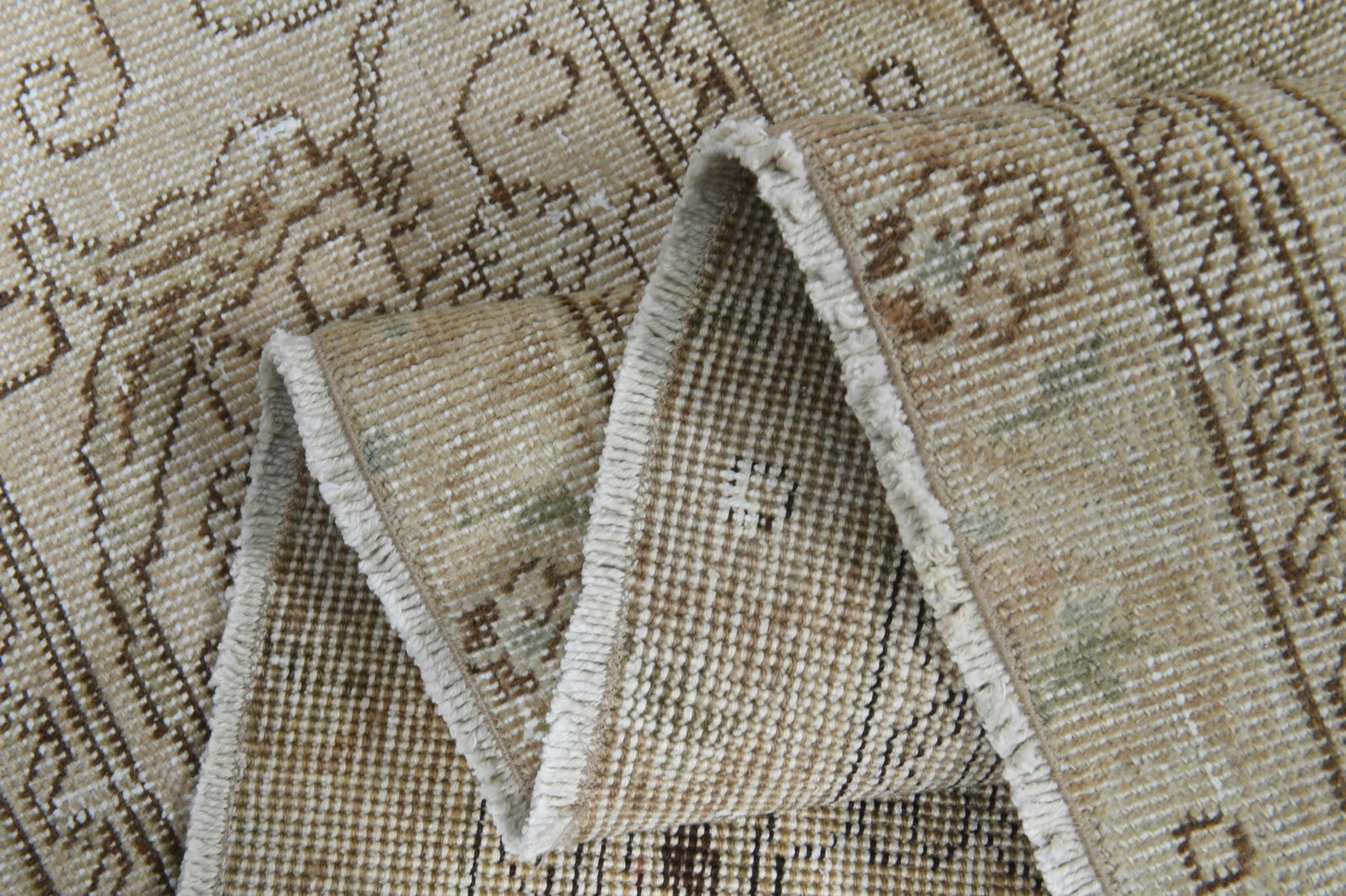 9.3x12.5 ft, PERSIAN MINIMALIST RUG: Title: 9.3x12.5 ft, PERSIAN MINIMALIST RUG Description: This Turkish one-of-a-kind Anatolian Vintage Rug is hand-knotted and handwoven by the most skilled artisans who use pure wool, in muted, natural