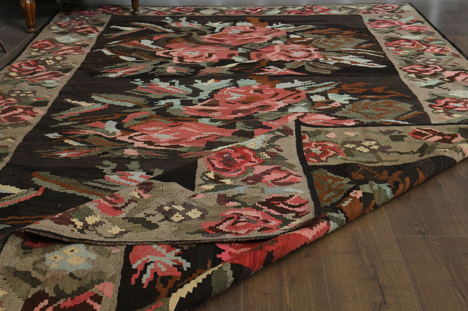 6'6x11'8 ft, PINK ROSES MOTIFS: Title: 6'6x11'8 ft, PINK ROSES MOTIFS Origin: Turkey Date/Period: 1960 - 1970 Materials: Wool and Cotton Size: Width: 6.6 feet Length: 11.8 feet Description: This Turkish one-of-a-kind Vintage Flatwea