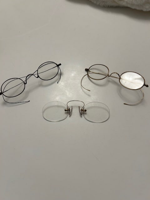 Set of three antique wire lead glass spectacles: Title: Set of three antique wire lead glass spectacles Description:Set of three antique wire lead glass spectacles. Geniune antique. Two with wire sides, one without. Date/Period: 1900s Materials:glas