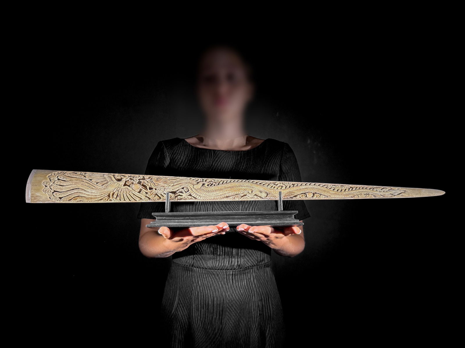 Impressive engraved swordfish rostrum - Dragon Phoenix motif: Title: Impressive engraved swordfish rostrum - Dragon Phoenix motif Maker:Unknown Origin: Indonesia Date/Period:2025 Materials:Xiphias Gladius, Bone, Wood Dimensions:Length: 88 cm / 34.6 inches Descri