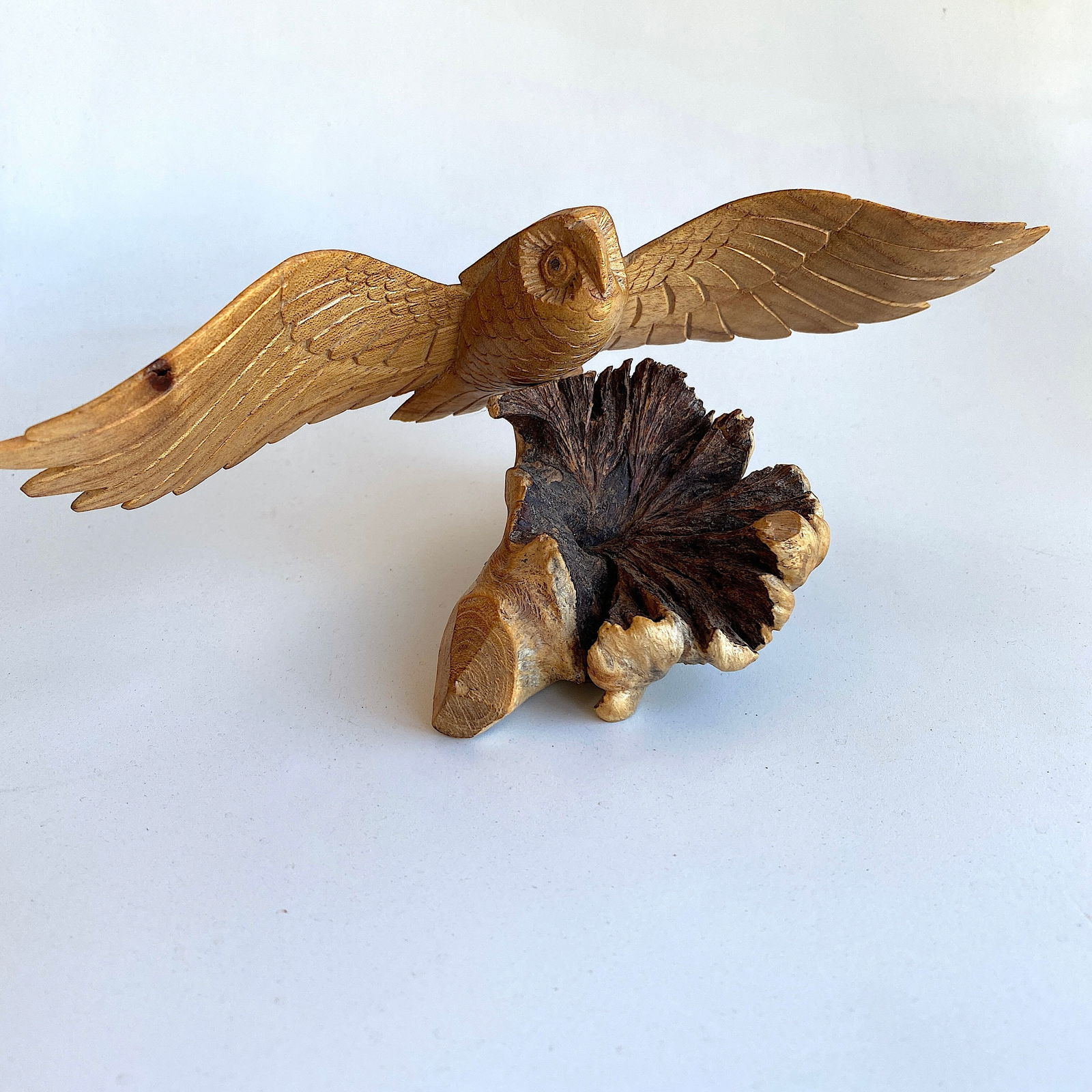 Hand carved wooden owl: Title: Hand carved wooden owl Maker:Unknown Origin: Unknown Date/Period:Unknown Materials:Wood Size:Size: 26 x 12 x 12 cm Description:Hand carved wooden owlSize: 26 x 12 x 12 cmWeight: 180gShipping: s