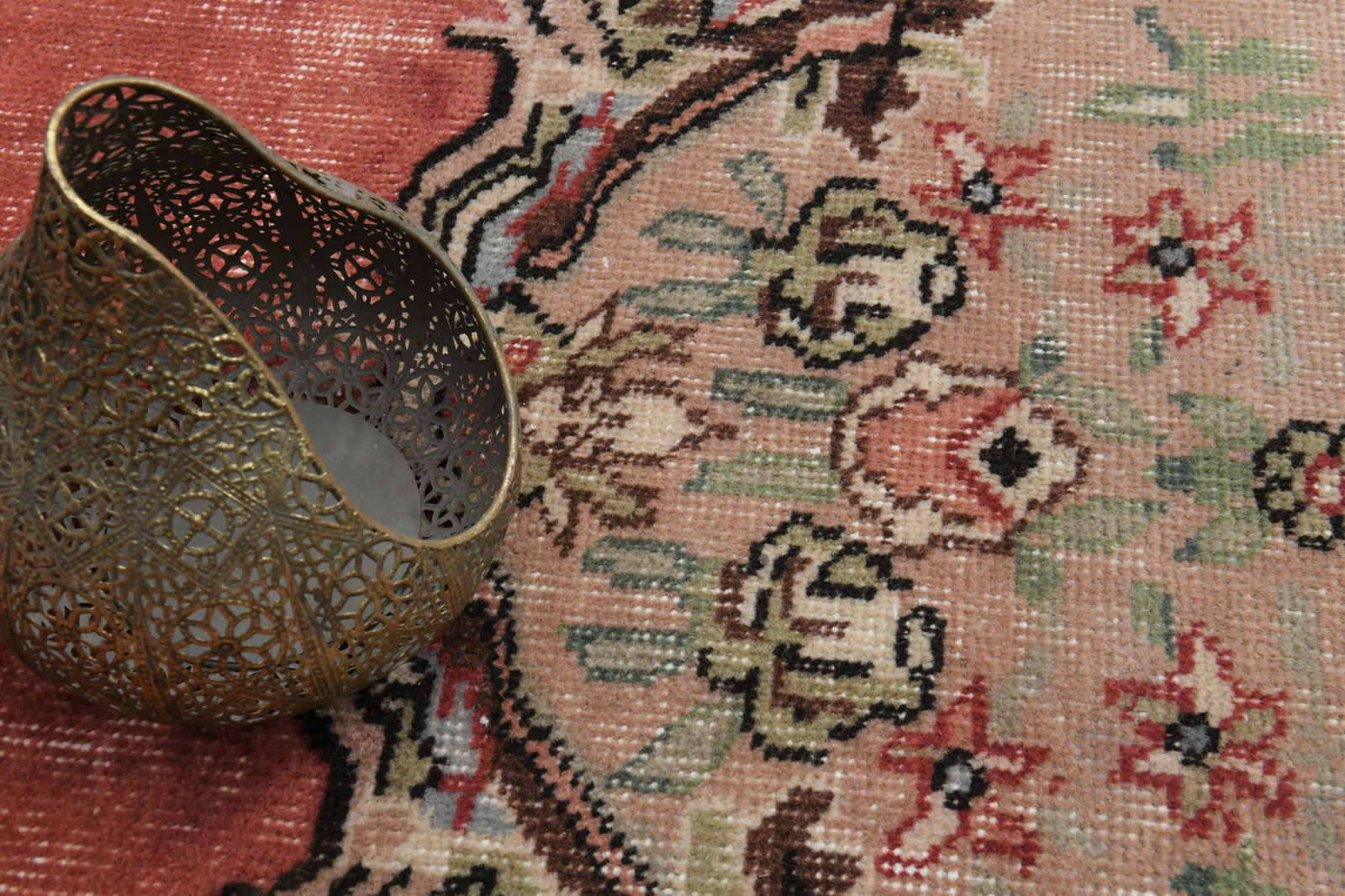 6'9x10'5 ft, PINK BEIGE DÉCOR: Title: 6'9x10'5 ft, PINK BEIGE DÉCOR Origin: Turkey Date/Period: 1960 - 1970 Materials: Wool And Cotton Size: Width: 6.9 feet Length: 10.5 feet Description: This Turkish one-of-a-kind Vintage Tur