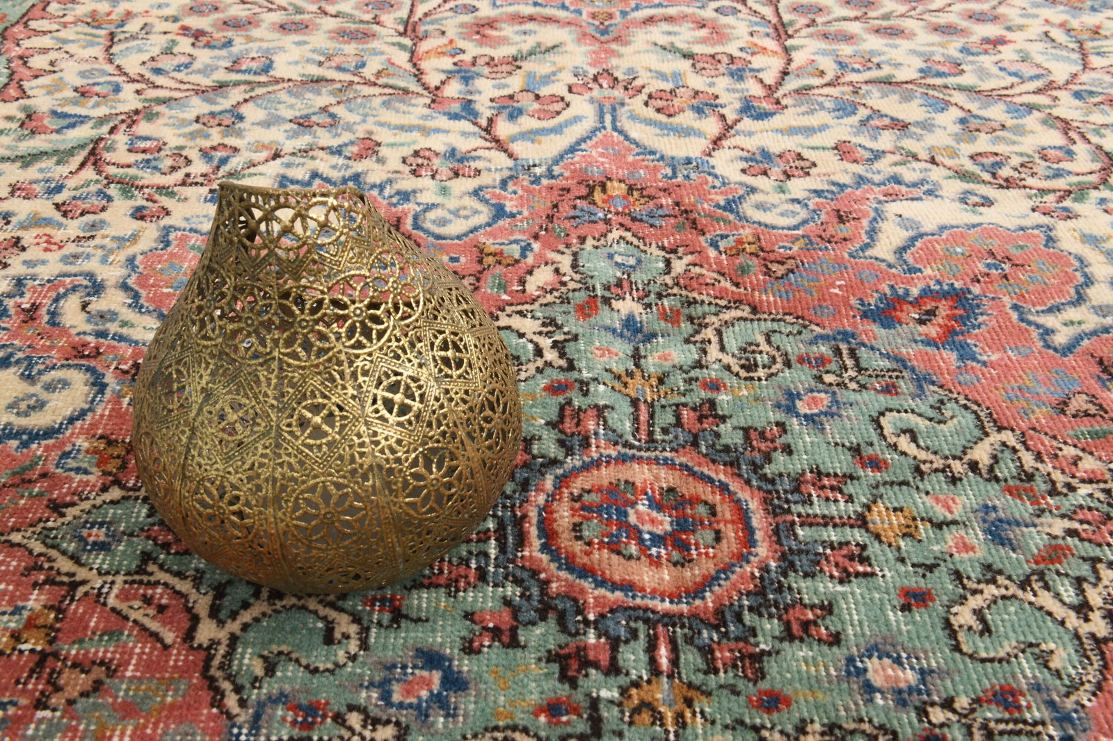 6'9x9'7 ft, MINIMALIST SPRING DÉCOR: Title: 6'9x9'7 ft, MINIMALIST SPRING DÉCOR Origin: Turkey Date/Period: 1960 - 1970 Materials: Wool And Cotton Size: Width: 6.9 feet Length: 9.7 feet Description: This Turkish one-of-a-kind Vintag