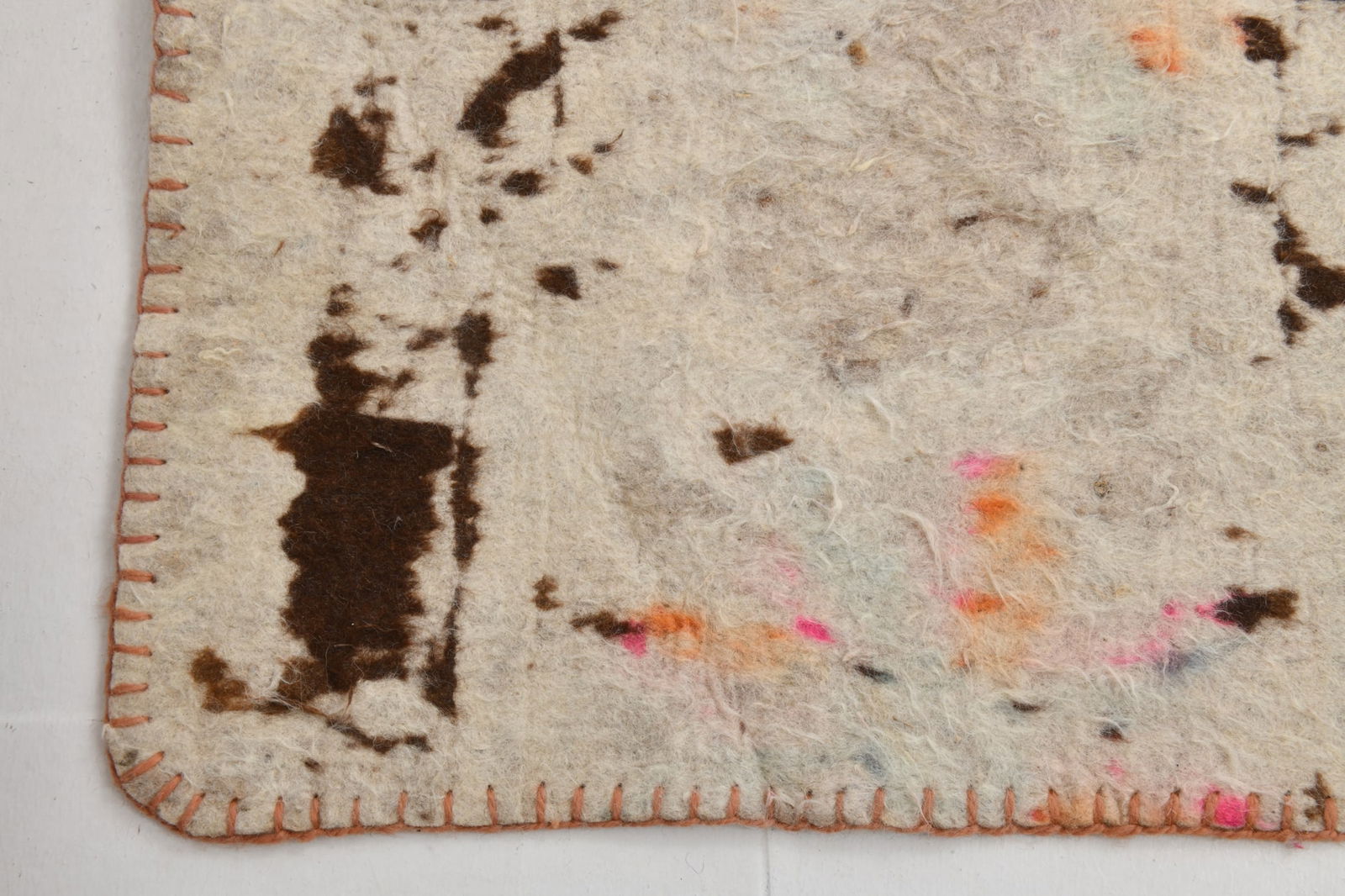 2'7'' x 9'6'' Vintage Felt Rug in Wool - 19988 - 14