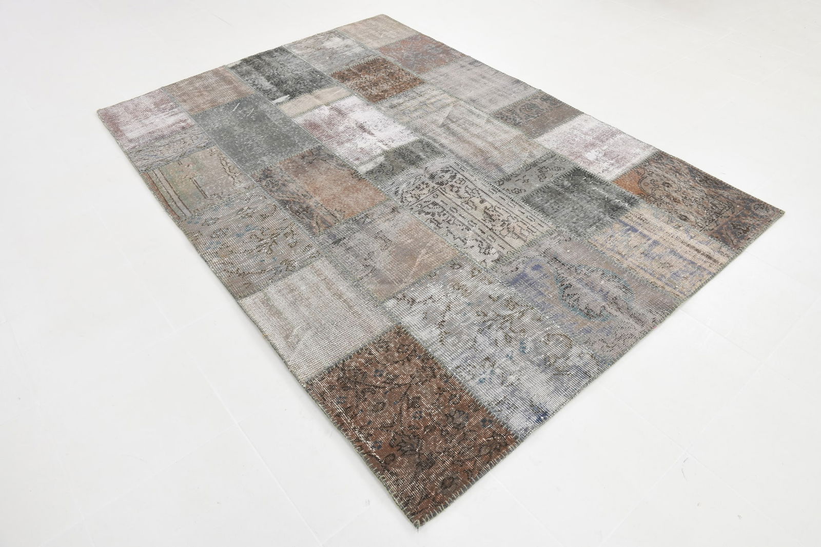 5'7'' x 8'1'' Handmade Vintage Wool Patchwork Rug - 297 - 3