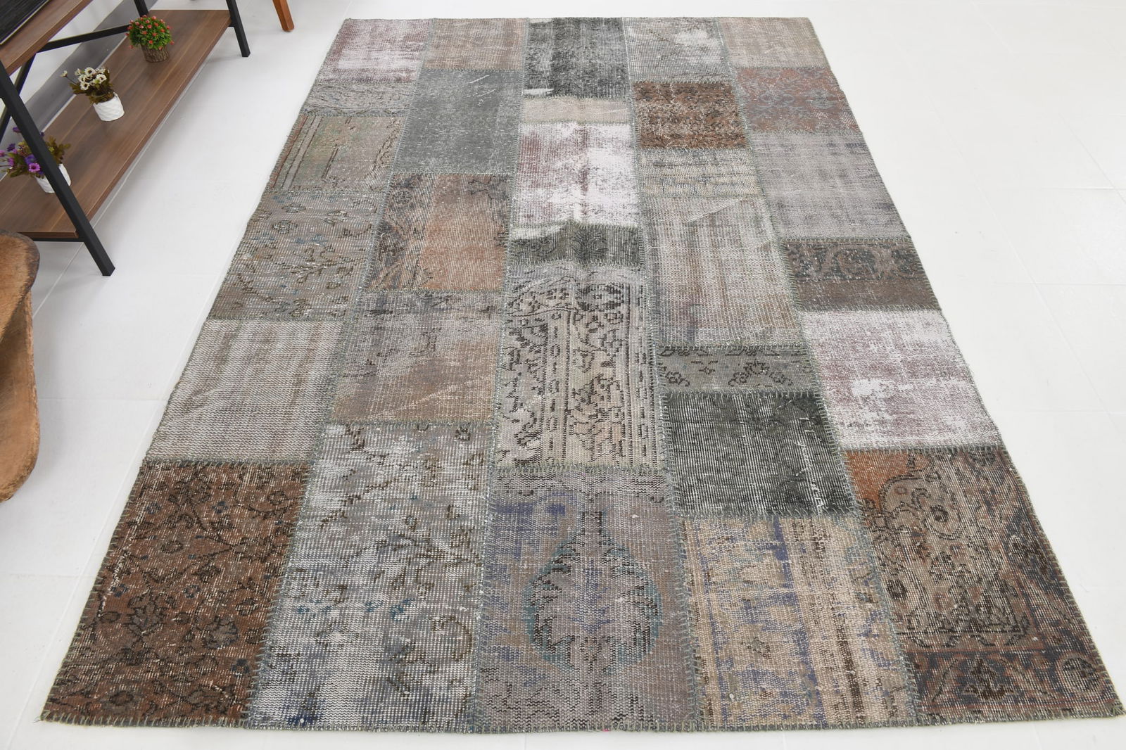 5'7'' x 8'1'' Handmade Vintage Wool Patchwork Rug - 297 - 8