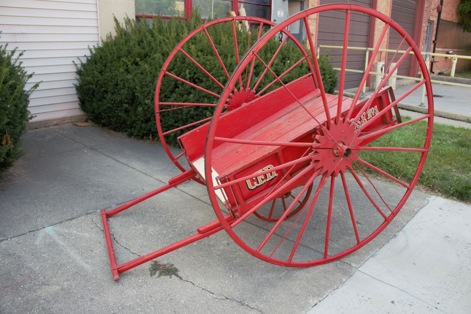 Antique Historic Chicago Fire Hose Cart and Fire Extinguisher - 2 Piece Set: Title: Antique Historic Chicago Fire Hose Cart and Fire Extinguisher - 2 Piece Set Description: Vintage from the 1930s Materials: metal Antique Rare Historic Chicago Fire Hose 3 Wheel Cart and