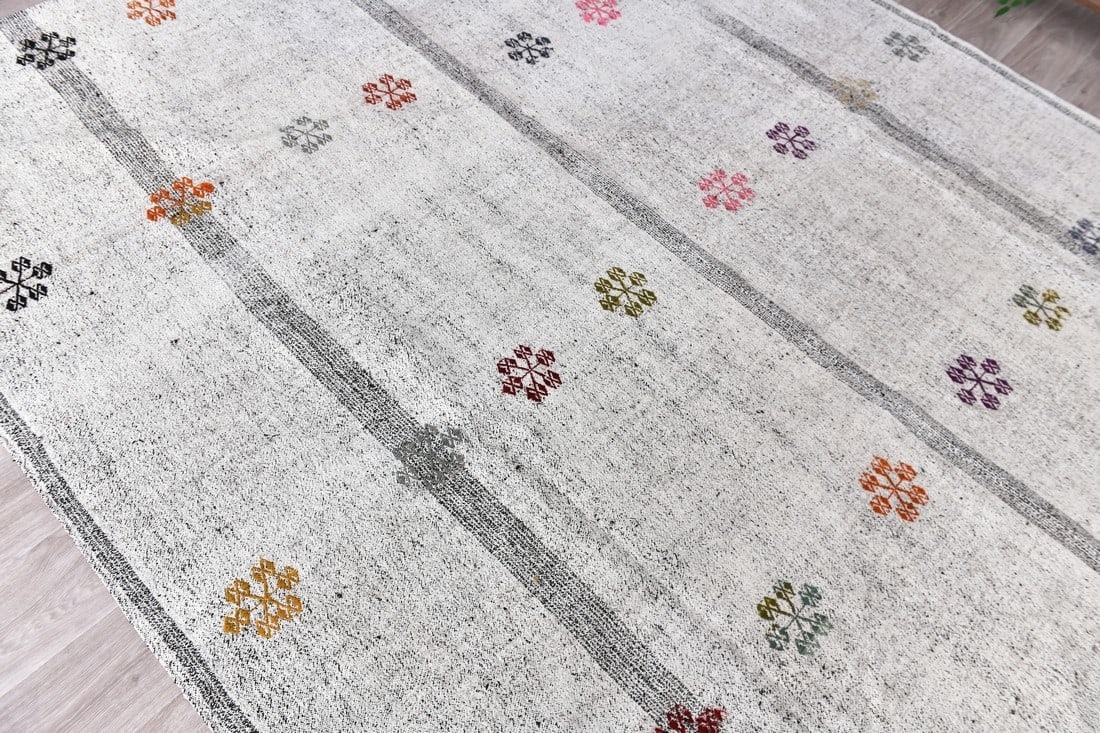 7'10'' x 9'11'' Turkish Rug - 241103 - 4