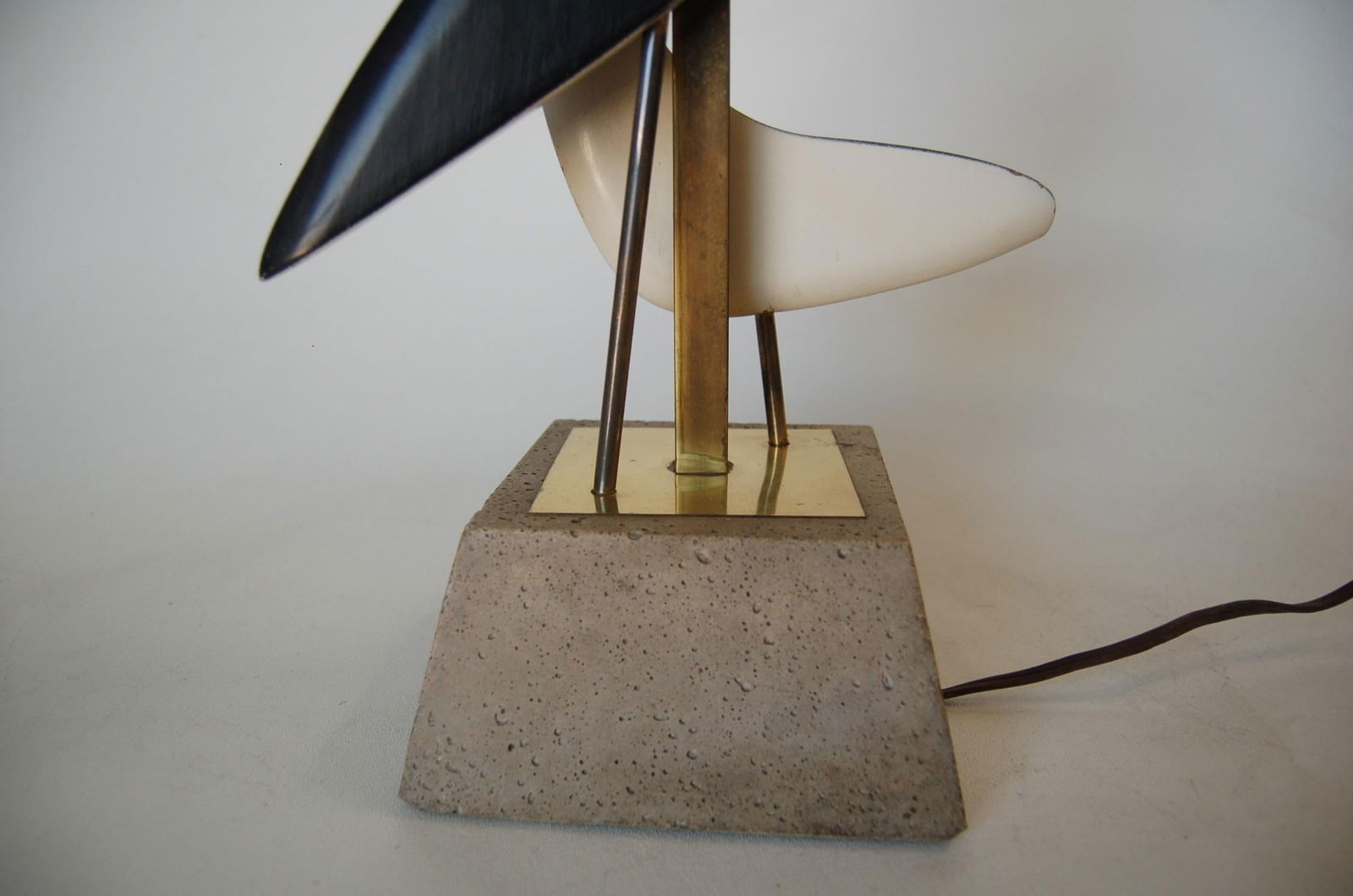 Modernist Mix-Media Brass Abstract Sculptural Table Lamp on Concrete Base - 4