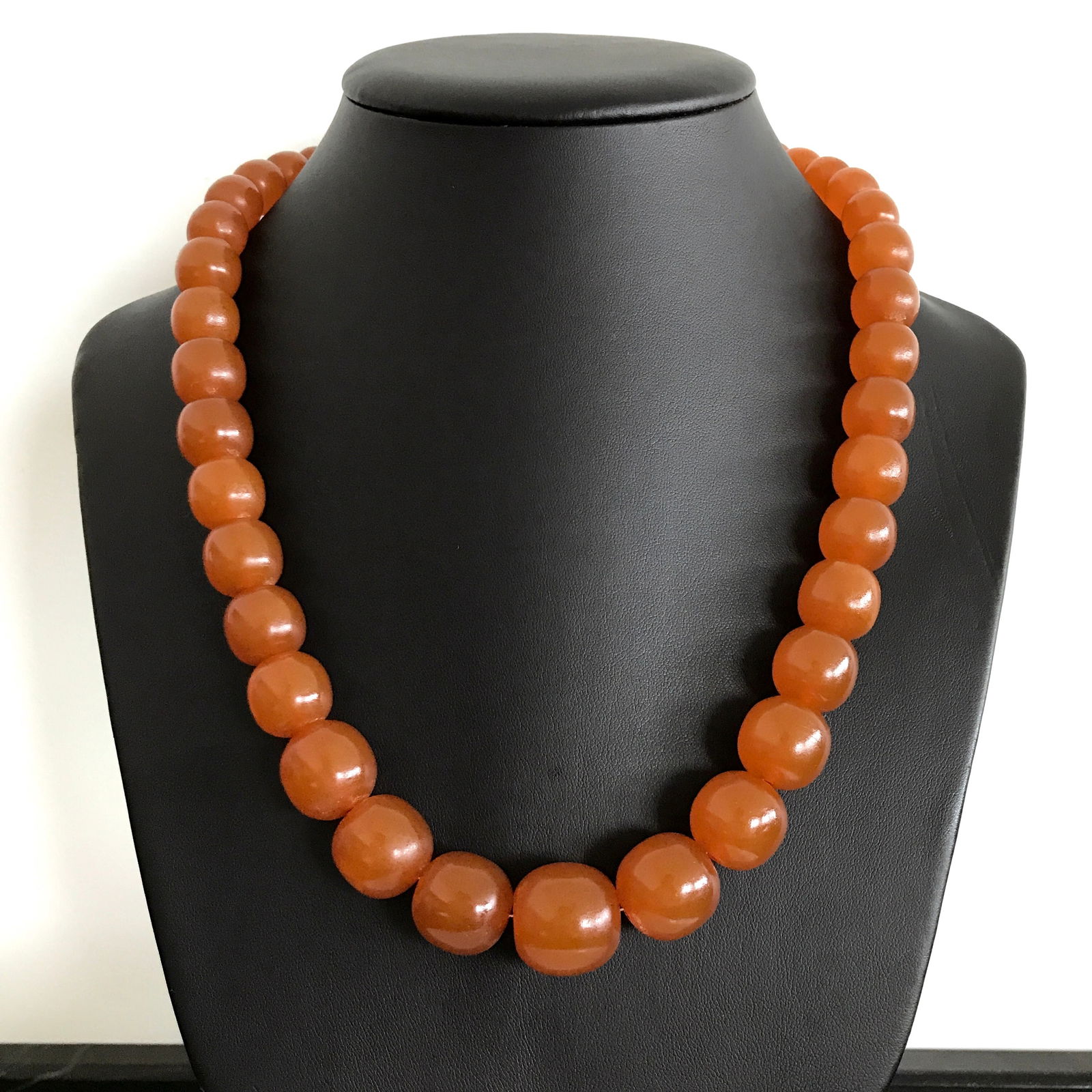 Beautiful Vintage Amber Necklace made from Oval shaped Amber beads: Title:Beautiful Vintage Amber Necklace made from Oval shaped Amber beadsMetal:NoneGemstone:AmberWeight:72.0 gSize:Bead size: From 18.7 to 10.6 mm Bead size: 0.736 to 0.417 inches Made
