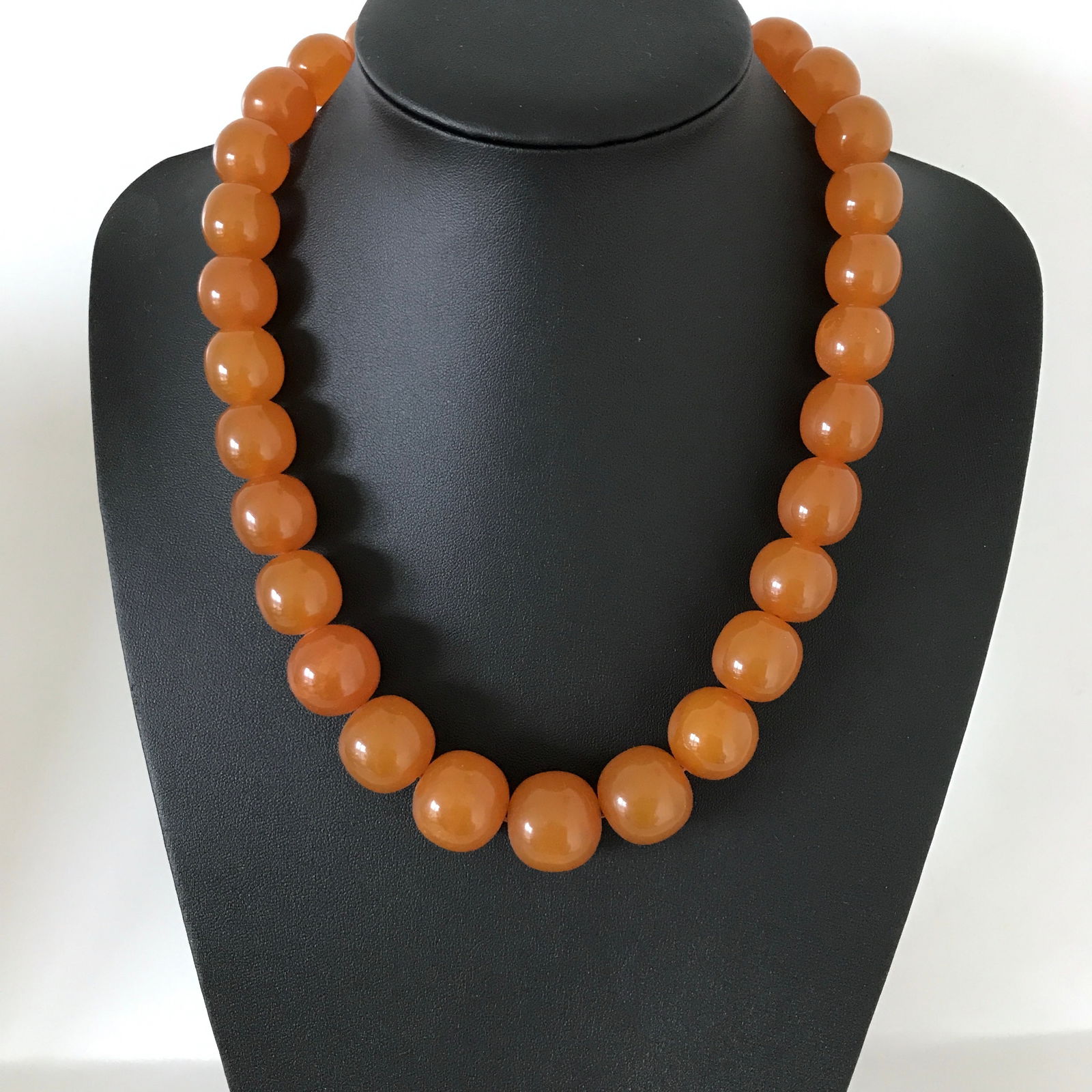 Amazing Unique Vintage Amber Necklace made from Barrel shaped Amber beads: Title:Amazing Unique Vintage Amber Necklace made from Barrel shaped Amber beadsMetal:NoneGemstone:AmberWeight:101.0 gSize:Bead size: 20.2 x 20.0 mm Bead size: 0.795 x 0.787 inches Made