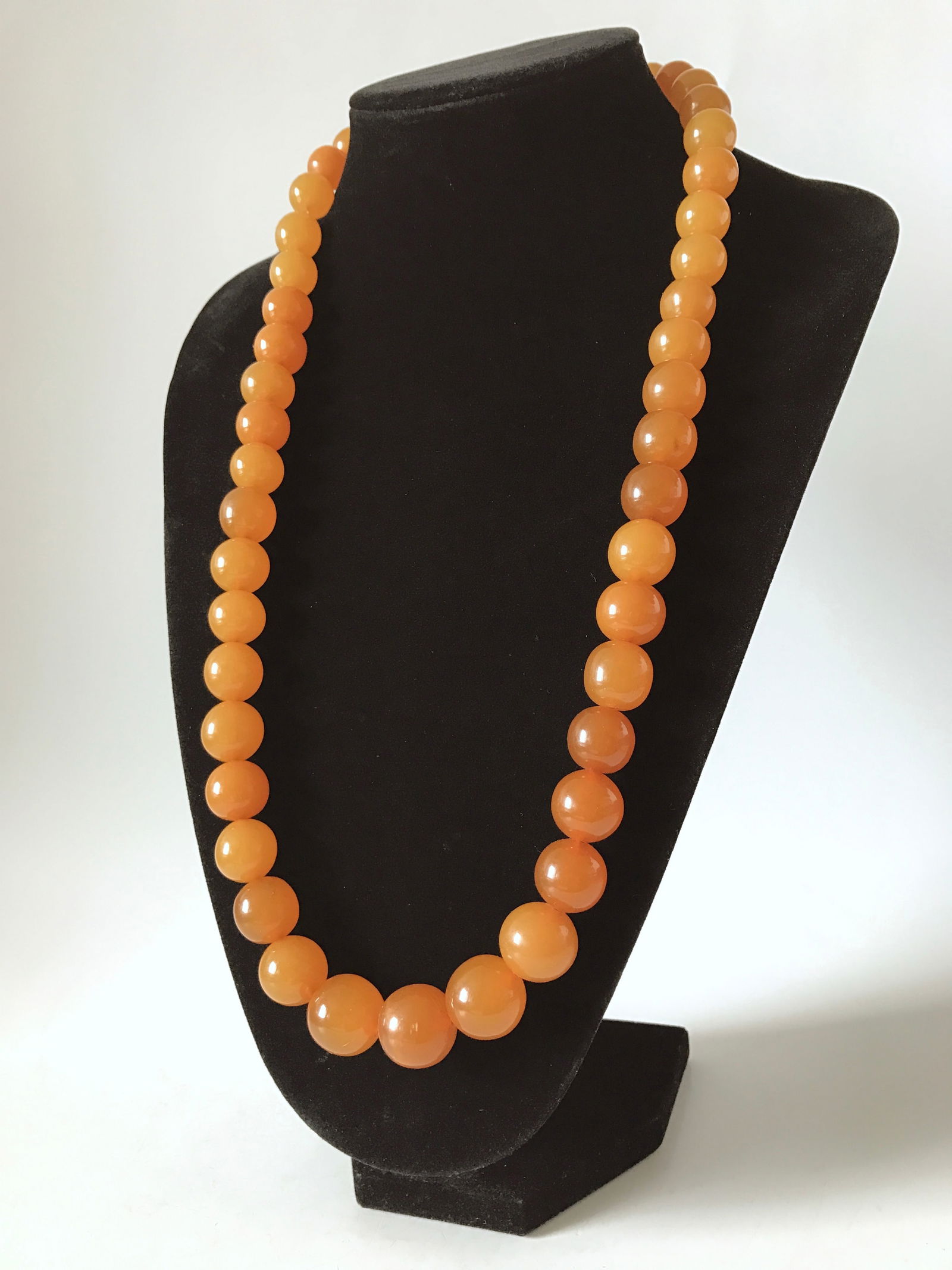 Phenomenal Unique Vintage Amber Necklace made from Round Amber beads: Title:Phenomenal Unique Vintage Amber Necklace made from Round Amber beadsMetal:NoneGemstone:AmberWeight:130.0 gSize:Bead size: 18.9 to 12.0 mm Bead size: 0.744 to 0.472 inchesMade of:(Reconstituted