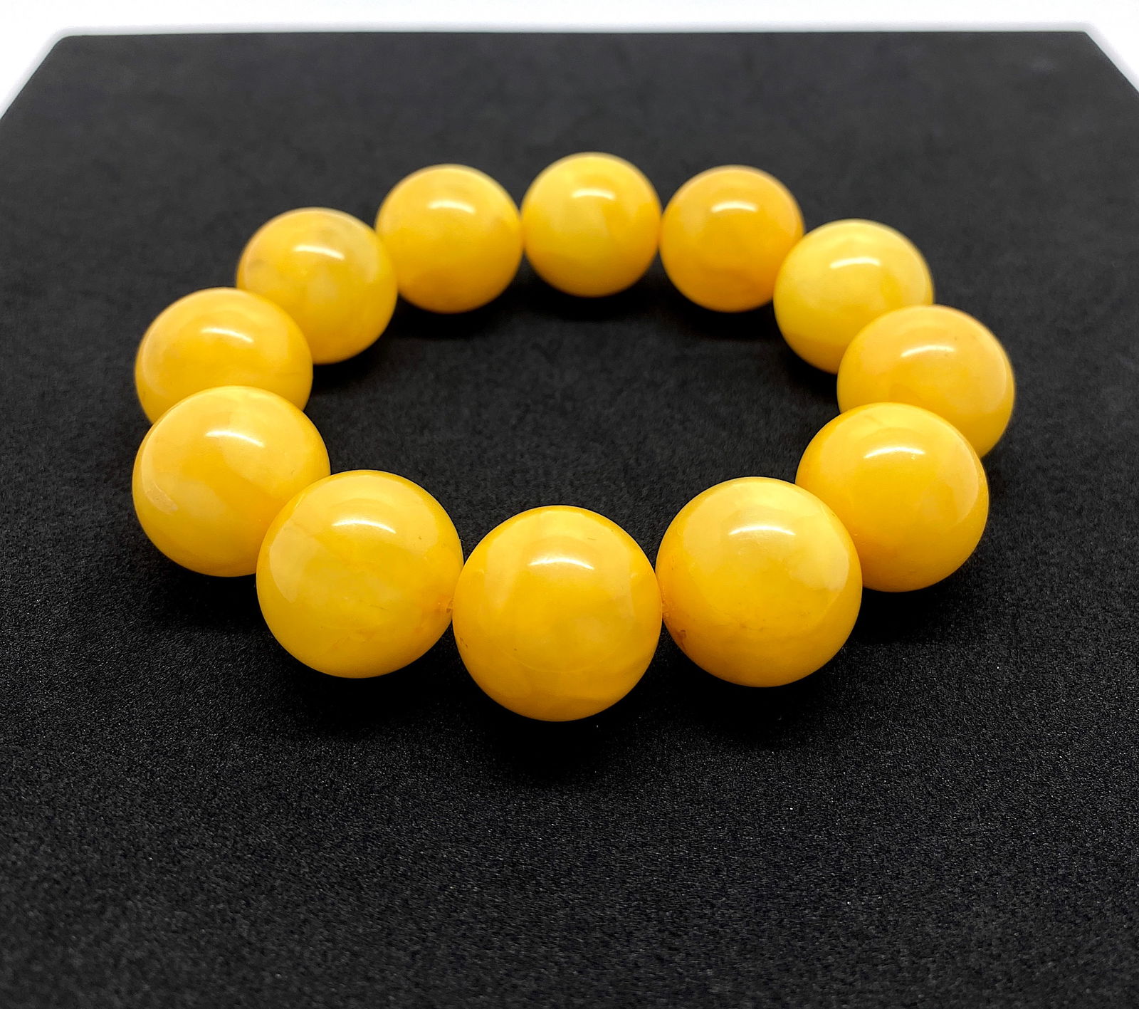 Astonishing Amber Bracelet made from Round Amber beads: Title:Astonishing Amber Bracelet made from Round Amber beadsMetal:NoneGemstone:AmberWeight:46.0 gSize:Bead size: 19.0 mm Bead size: 0.748 inches Made of:(Reconstituted Amber or Whole