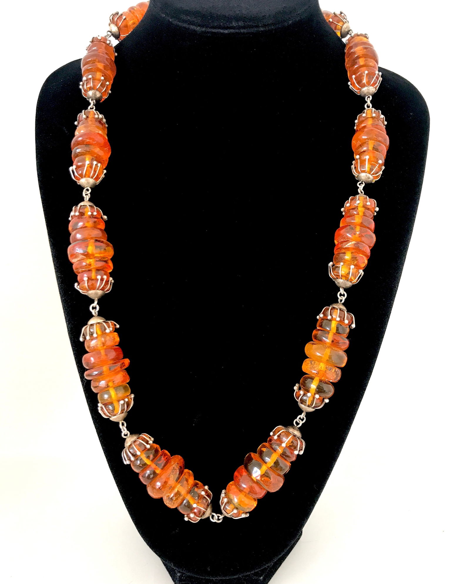 Stunning Vintage Amber Necklace made from Oval shaped Amber beads: Title:Stunning Vintage Amber Necklace made from Oval shaped Amber beadsMetal:BrassGemstone:AmberWeight:169.0 gSize:Bead size: 21.7 x 52.0 mm Bead size: 0.854 x 2.047 inches Made of:(Reconstituted