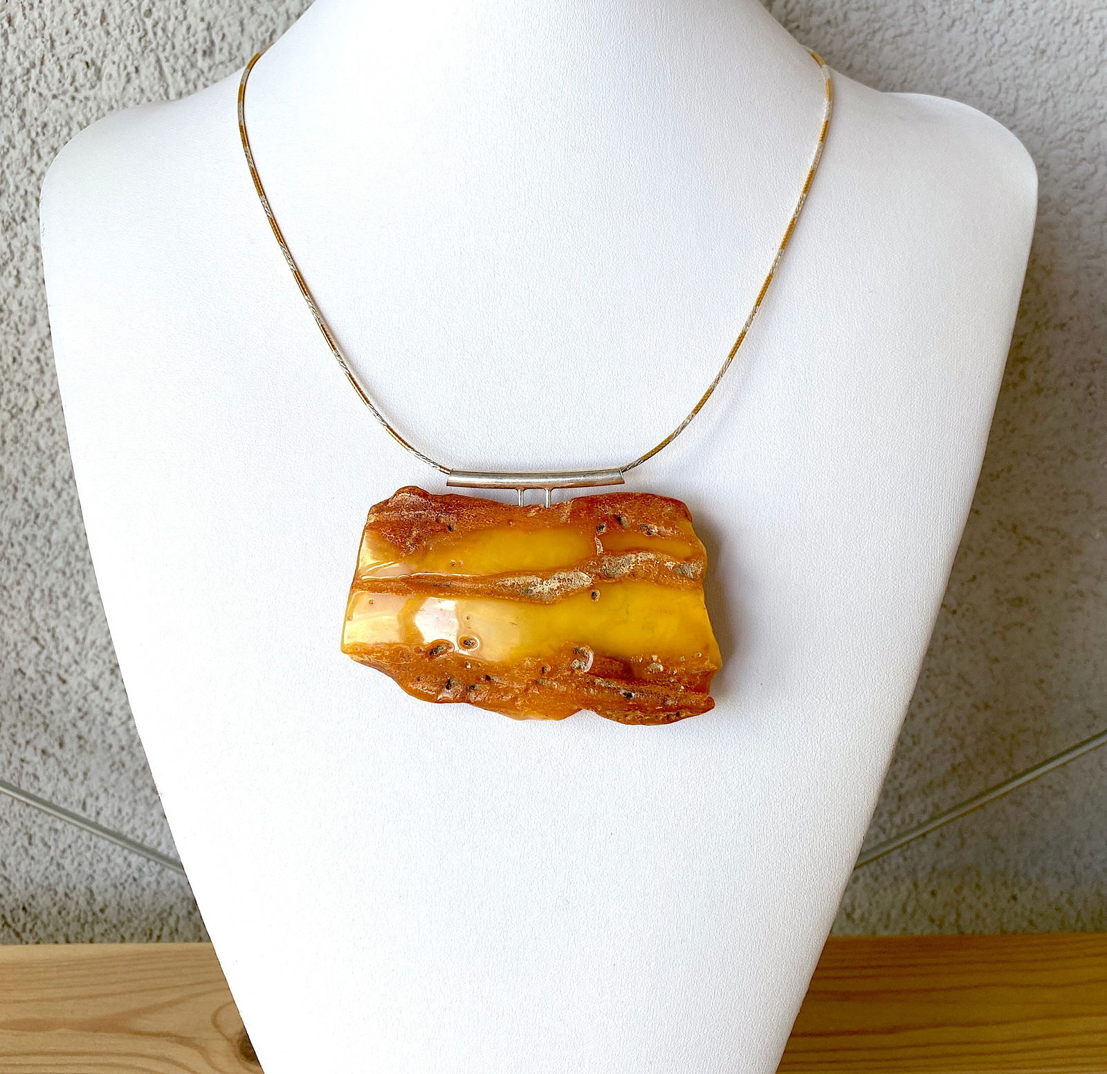Stunning Vintage Amber Pendant with chain, shaped like a Square: Title:Stunning Vintage Amber Pendant with chain, shaped like a SquareMetal:Sterling SilverGemstone:AmberWeight:40.8 gSize:Size: 53.0 x 80.0 x 10.0 mm Size: 2.087 x 3.15 x 0.394 inches Made