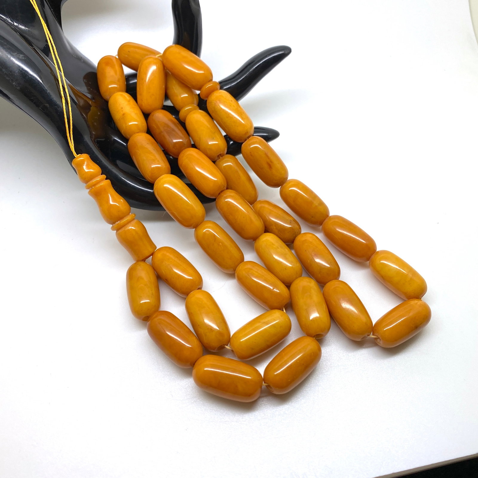 Exquisite Vintage Amber Tesbih made from Barrel shaped Amber beads: Title:Exquisite Vintage Amber Tesbih made from Barrel shaped Amber beadsMetal:NoneGemstone:AmberWeight:48.3 gSize:Bead size: 19.0 x 10.5 mm Bead size: 0.748 x 0.413 inches Made of:(Reconstituted