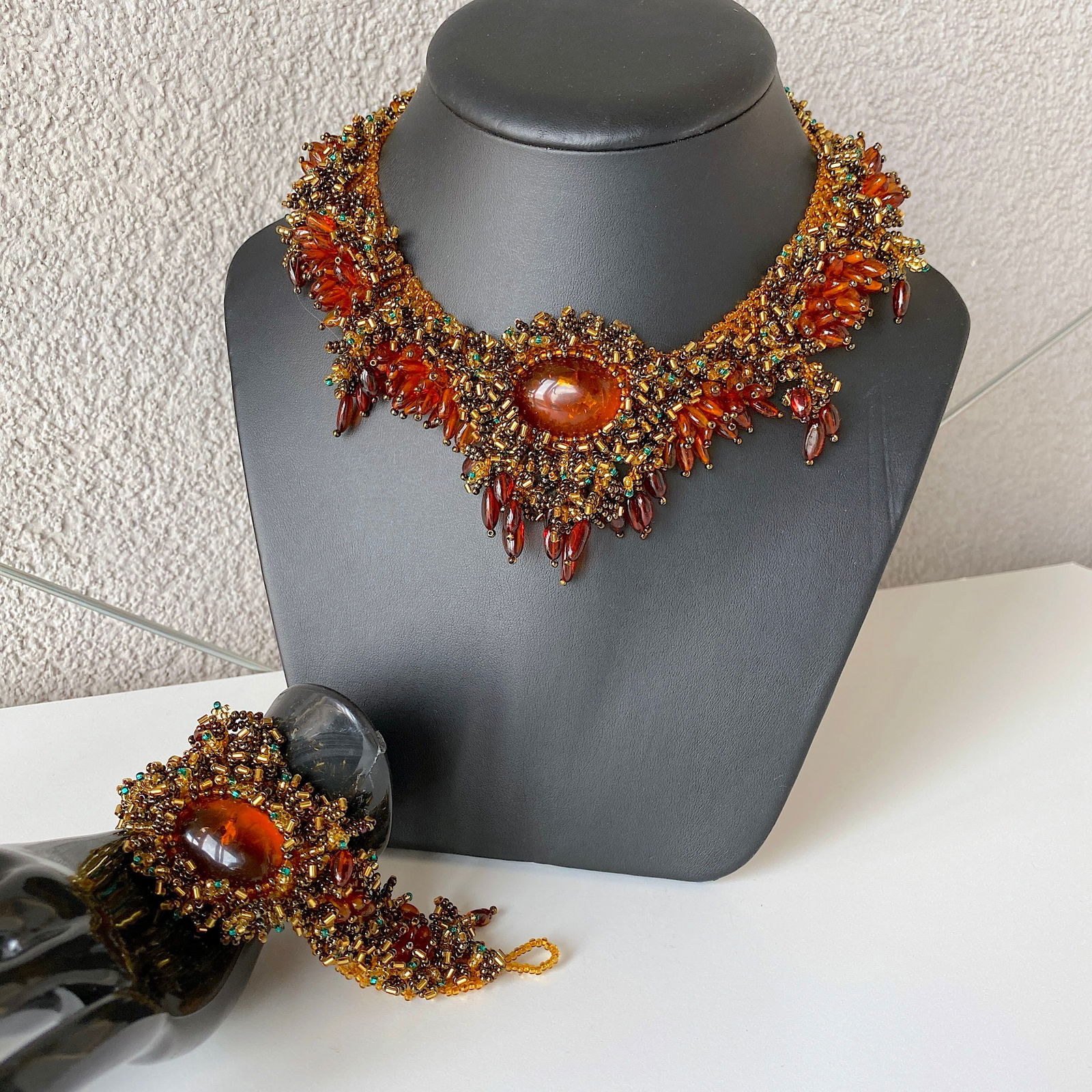 Unique and Remarkable Amber Bracelet and Necklace set made from Leaf Shaped Amber beads: Title:Unique and Remarkable Amber Bracelet and Necklace set made from Leaf Shaped Amber beadsMetal:NoneGemstone:AmberWeight:137.6 gSize:Size: 73.0 x 11.3 x 420.0 mm Size: 2.874 x 0.445 x 16.535