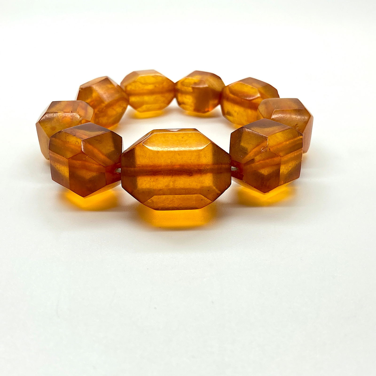 Beautiful Amber Bracelet made from Barrel shaped Amber beads: Title:Beautiful Amber Bracelet made from Barrel shaped Amber beadsMetal:NoneGemstone:AmberWeight:35 gSize:Bead size: 19.0 x 13.0 mm Bead size: 0.748 x 0.512 inches Made of:(Reconstituted Amber or