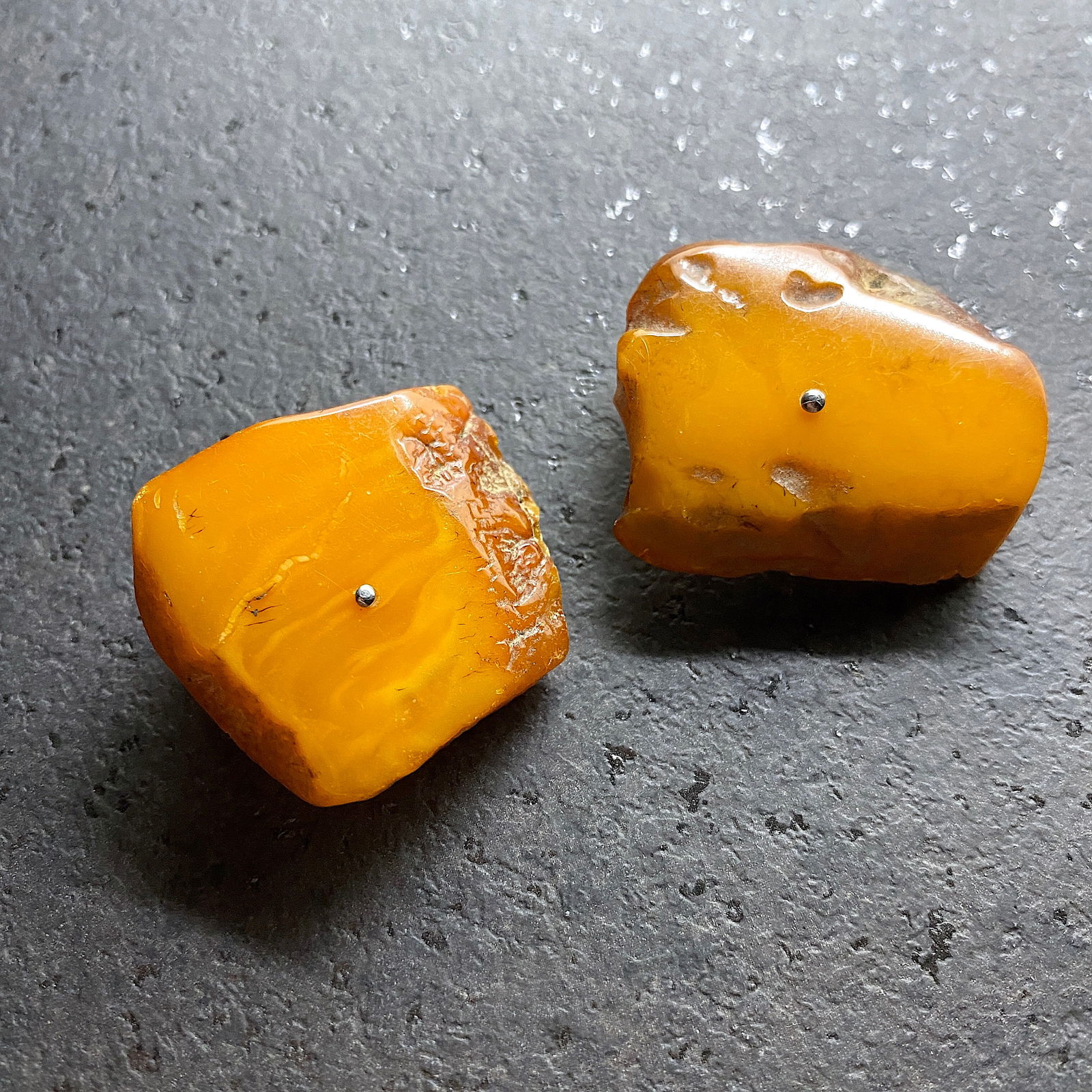 Outstanding Vintage Amber Cufflinks: Title:Outstanding Vintage Amber Cufflinks Metal:None Gemstone:Amber Weight:14.7 g Size:Size: 30.0 x 35.0 x 25.0 mm Size: 1.181 x 1.378 x 0.984 inches Made of:(Reconstituted Amber or Whole Stone):Whole