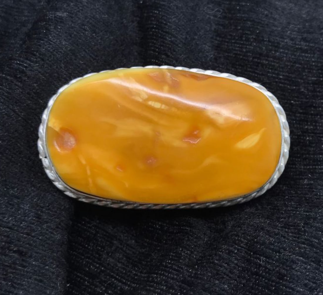Amazing Unique Vintage Amber Brooch: Title:Amazing Unique Vintage Amber BroochMetal:Sterling SilverGemstone:AmberWeight:19.9 gSize:Size: 10.7 x 50.5 x 29.1 mm Size: 0.421 x 1.988 x 1.146 inches Made of:(Reconstituted Amber or Whole
