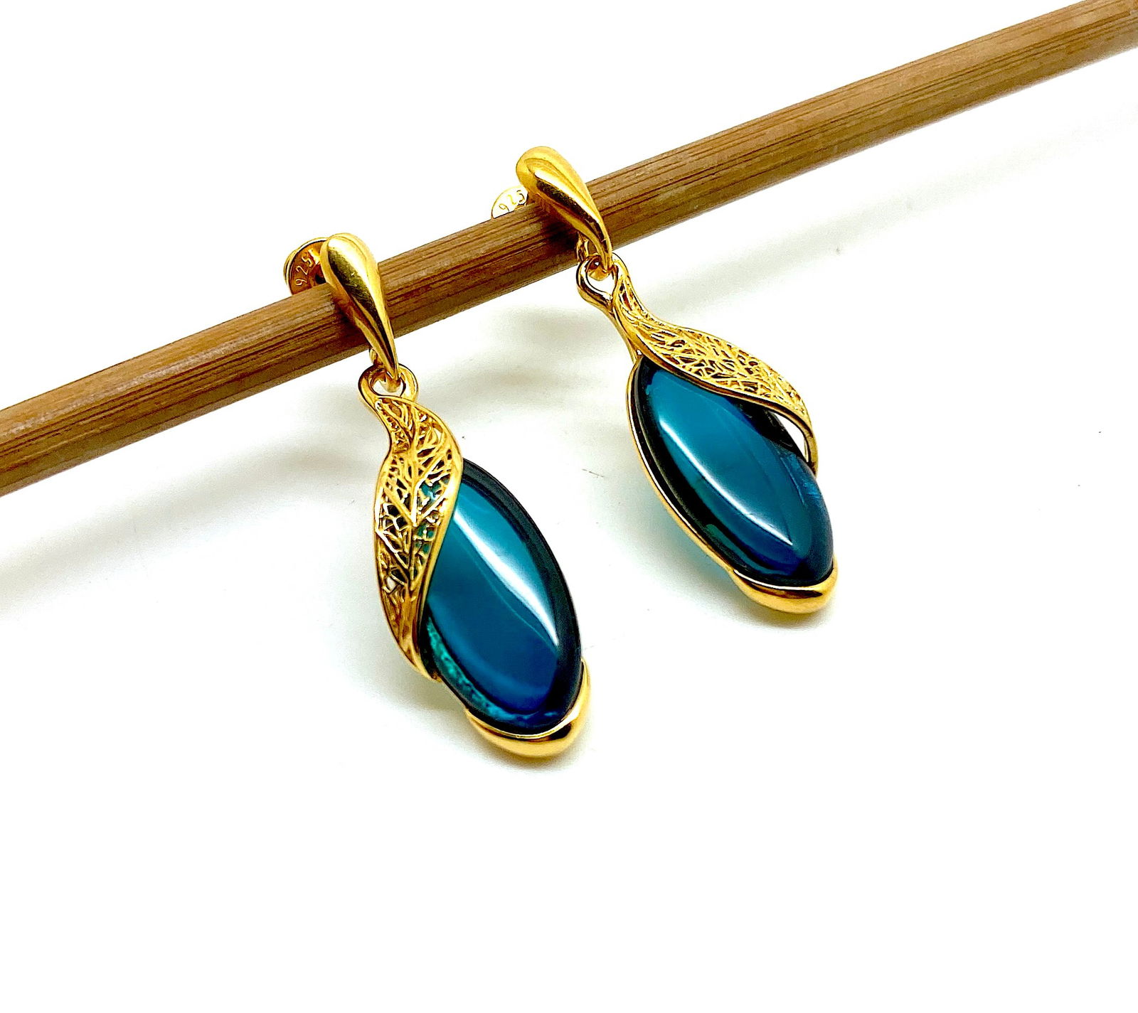 Impressive Blue Amber Earrings: Title:Impressive Blue Amber EarringsMetal:925 Silver-Gold PlatedGemstone:AmberWeight:5.27 gSize:Size: 36.0 x 12.0 x 6.0 mm Size: 1.417 x 0.472 x 0.236 inches Made of:(Reconstituted Amber or Whole