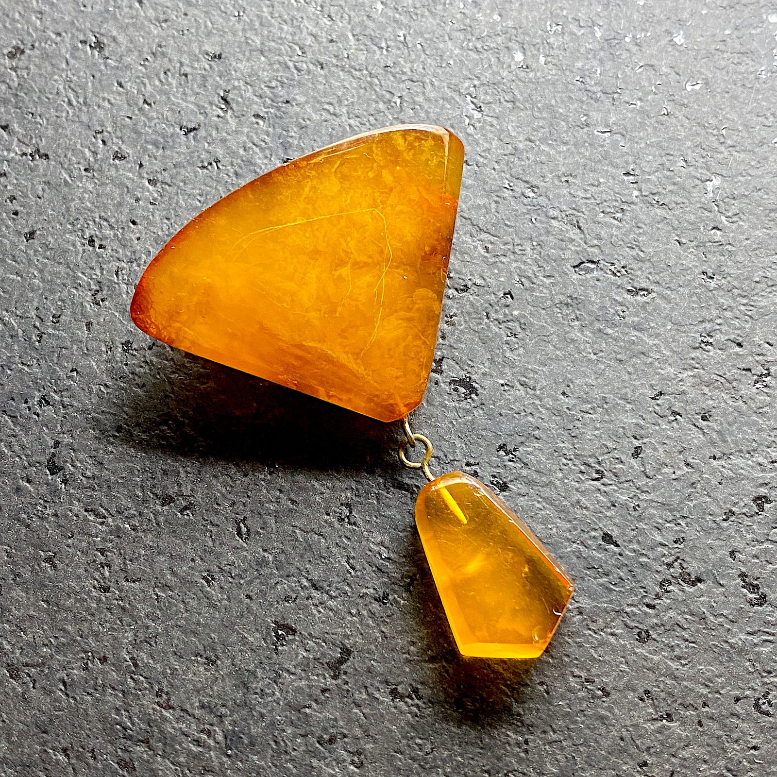 Unique and Beautiful Amber Brooch: Title:Unique and Beautiful Amber BroochMetal:NoneGemstone:AmberWeight:10.0 gSize:Size: 42.0 x 60.0 x 11.7 mm Size: 1.654 x 2.362 x 0.461 inches Made of:(Reconstituted Amber or Whole Stone):Whole