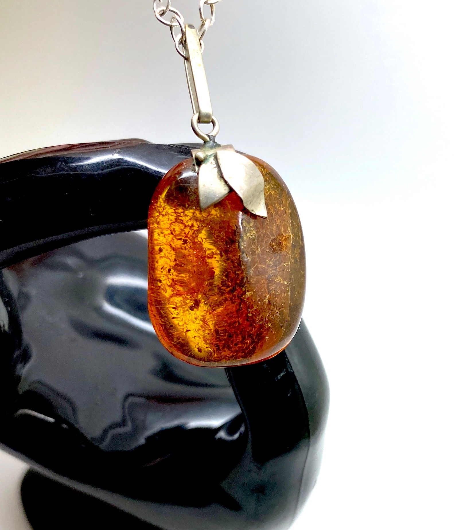 Staggering Vintage Amber Necklace made from Cabochon shaped Amber beads: Title:Staggering Vintage Amber Necklace made from Cabochon shaped Amber beadsMetal:MetalGemstone:AmberWeight:4.0 gSize:Bead size: 17.5 mm Bead size: 0.689 inches Made of:(Reconstituted Amber or Whole