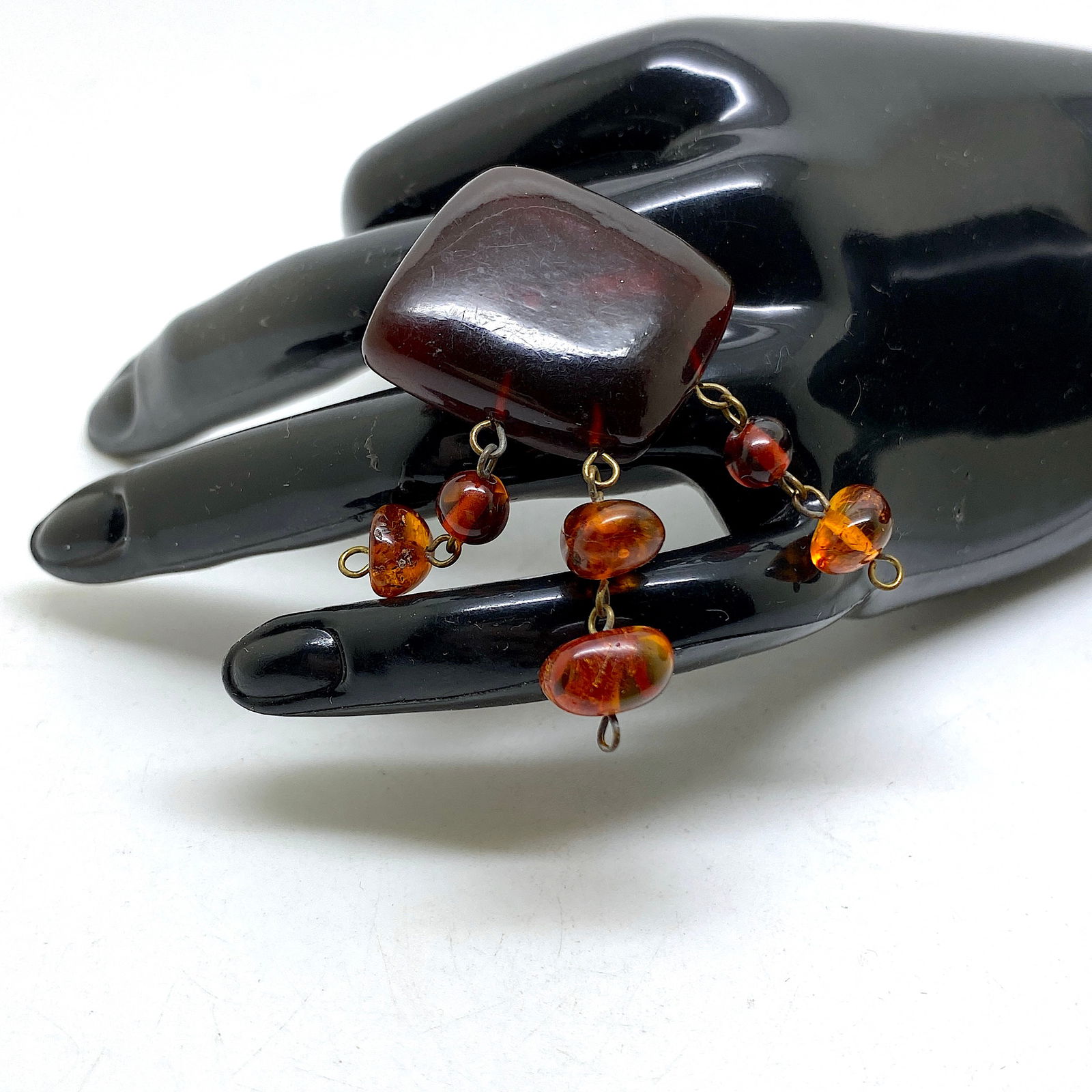 Grand Vintage Amber Brooch: Title:Grand Vintage Amber Brooch Metal:None Gemstone:Amber Weight:5.9 g Size:Size: 50.0 x 33.0 x 12.0 mm Size: 1.969 x 1.299 x 0.472 inches Made of:(Reconstituted Amber or Whole Stone):Reconstituted A