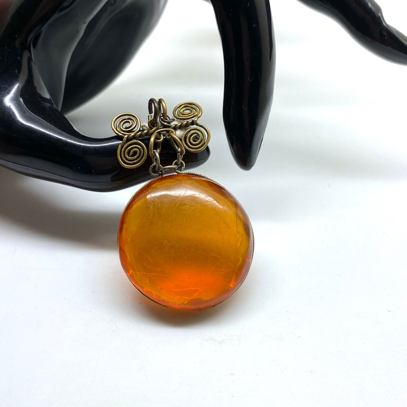 Impressive Vintage Amber Pendant shaped like a Drop: Title:Impressive Vintage Amber Pendant shaped like a DropMetal:MetalGemstone:AmberWeight:10.0 gSize:Size: 47.0 x 30.0 x 15.0 mm Size: 1.85 x 1.181 x 0.591 inches Made of:(Reconstituted Amber or Whole