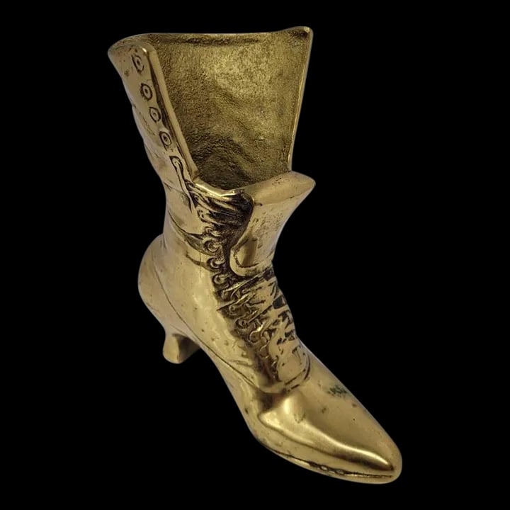 Vintage Victorian Brass Boot Vase Display: Brass Victorian boots made in the 1970s no broken areas tarnished minor wear plant holder sculpture Also can be used … Read more Brass Victorian boots made in the 1970s no broken areas tarnished