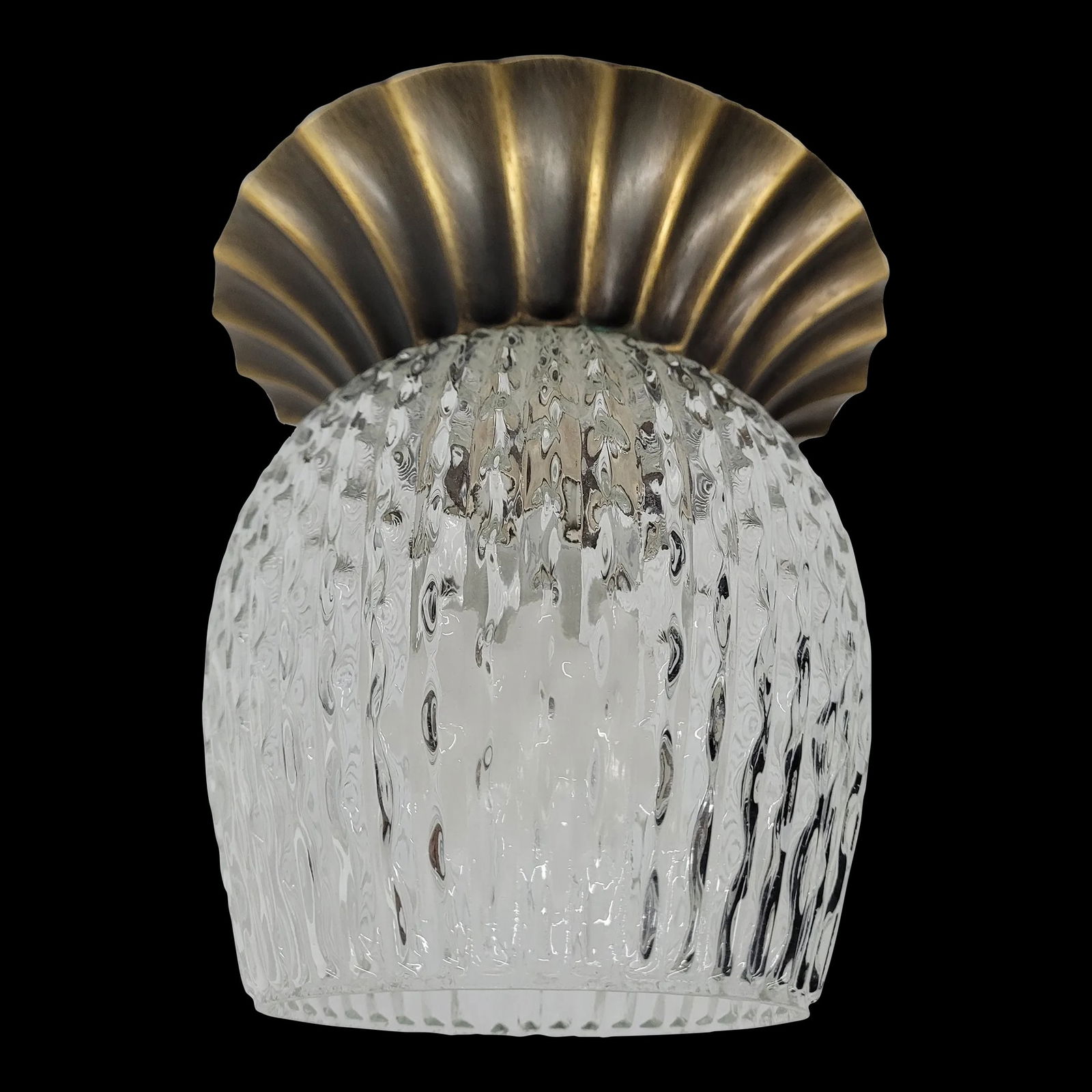 Vintage 1970s Halo Light Trend Ceiling Bronze and Glass Single Flush Mount Fixture: Vintage Halo Light Trend Ceiling Bronze and Glass Single Flush Mount Fixture In good working condition, no chips, cracks or … Read more Vintage Halo Light Trend Ceiling Bronze and Glass Single F