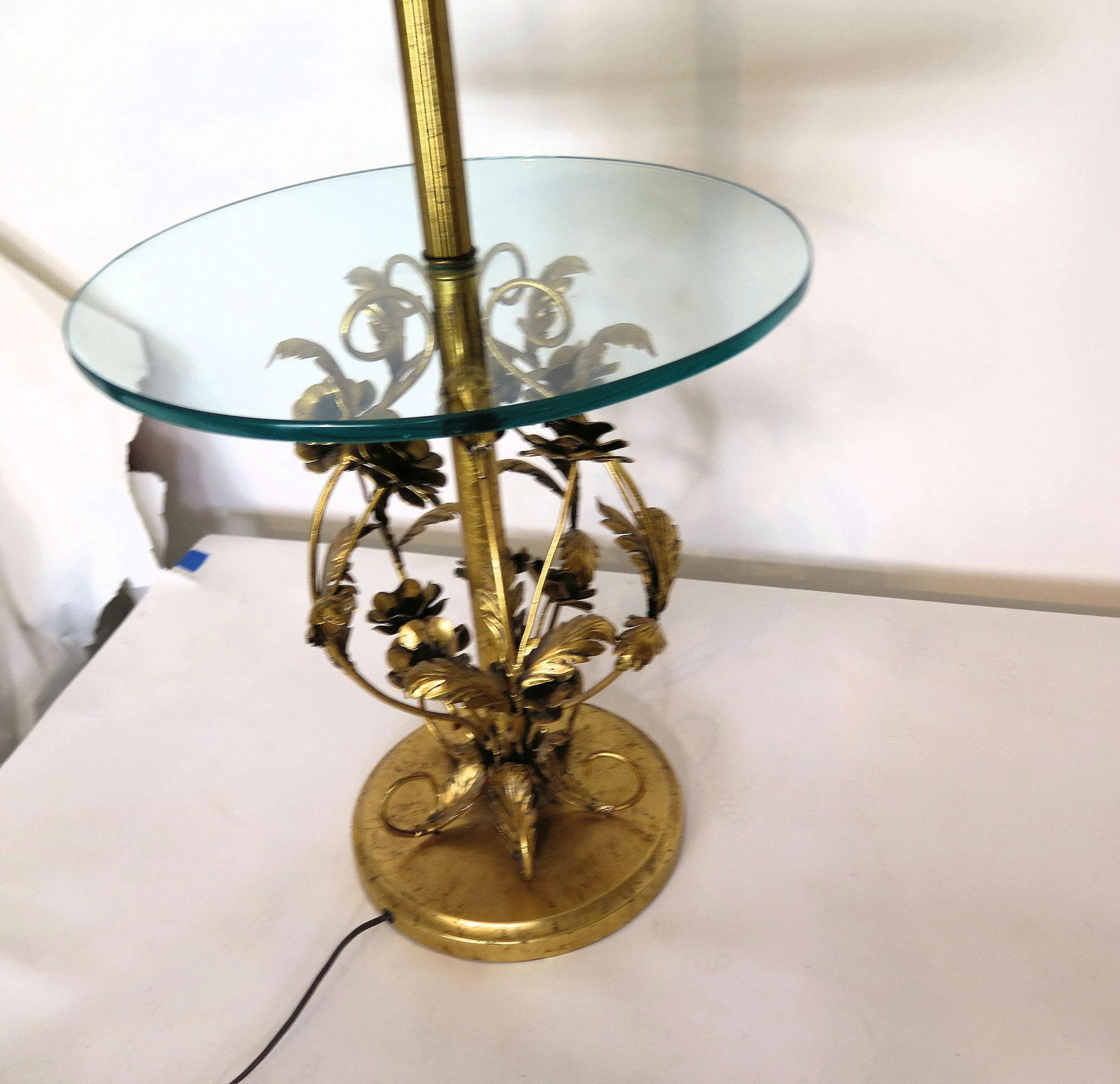 1970s Hollywood Regency Italian Tole Gold Leaf Floor Lamp - 5